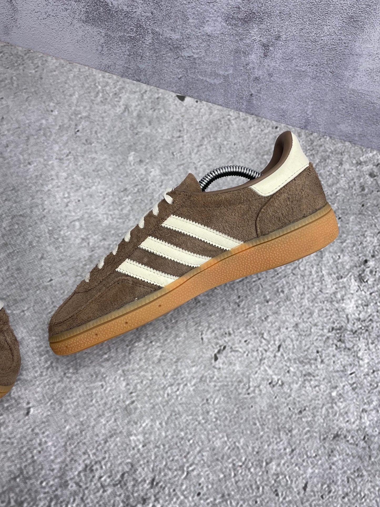 adidas Handball Spezial Earth Strata - buty sportowe, wewnętrzny panel prawego buta