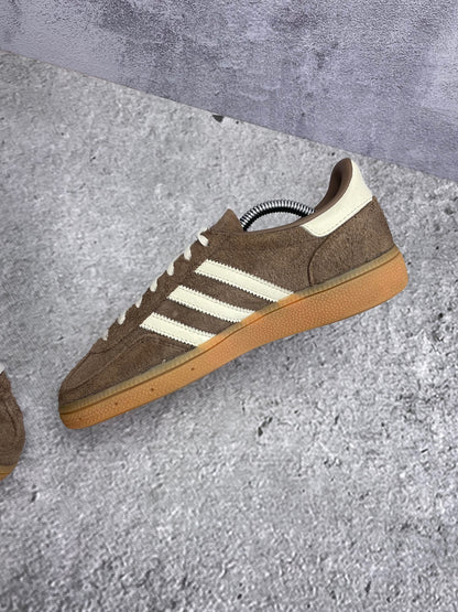 adidas Handball Spezial Earth Strata - buty sportowe, wewnętrzny panel prawego buta