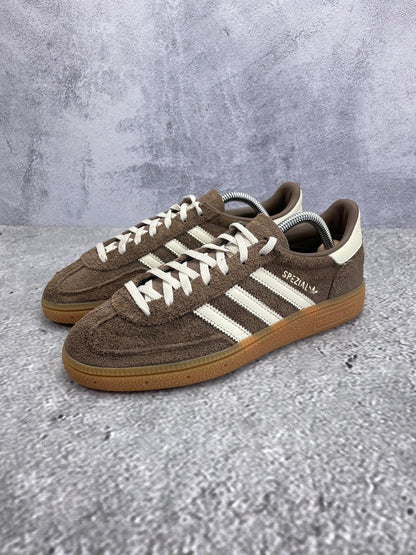 adidas Handball Spezial Earth Strata - buty sportowe, widok z boku na tle studyjnym