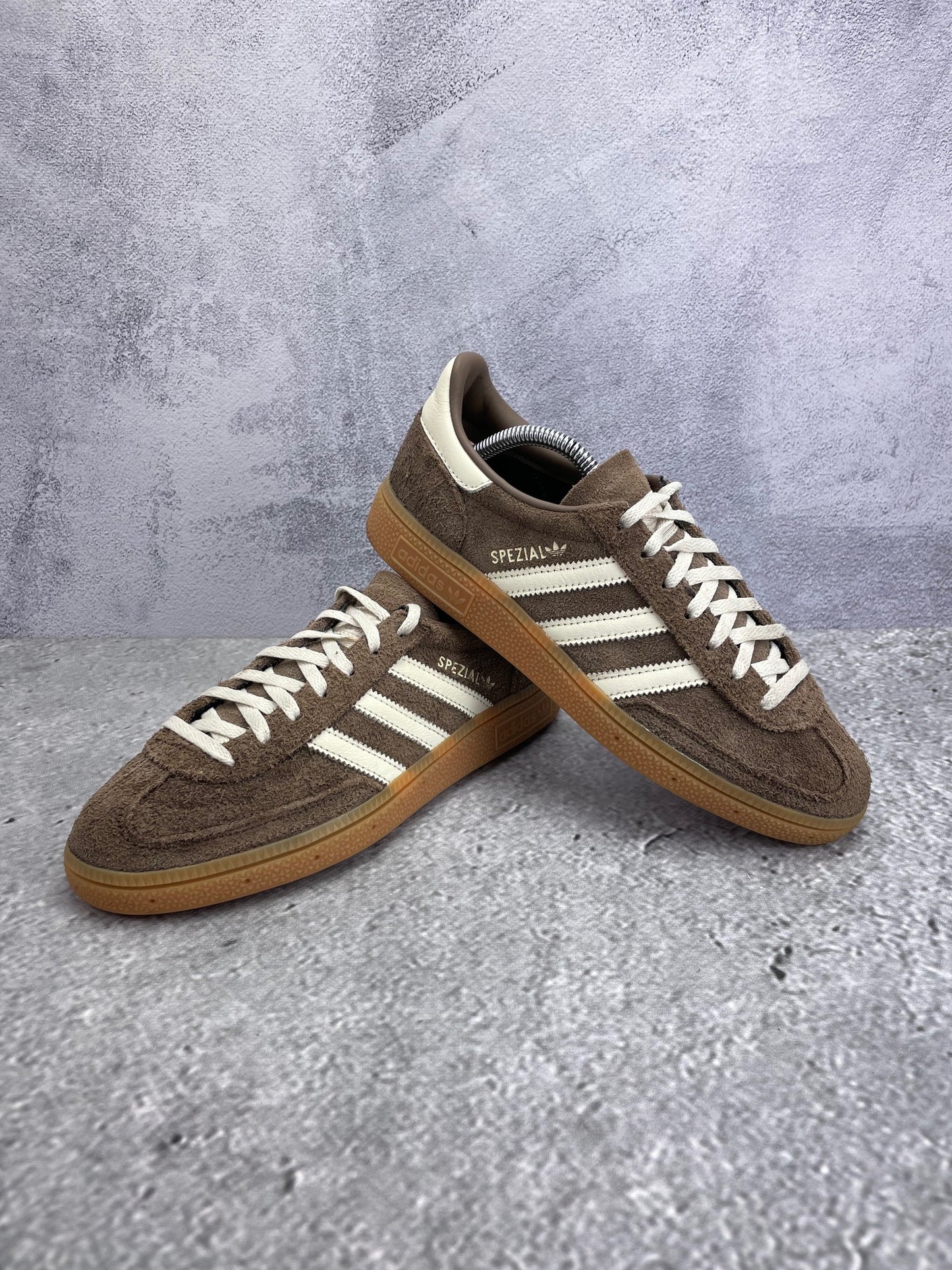 adidas Handball Spezial Earth Strata - buty sportowe, para butów, widok z boku na tle studyjnym