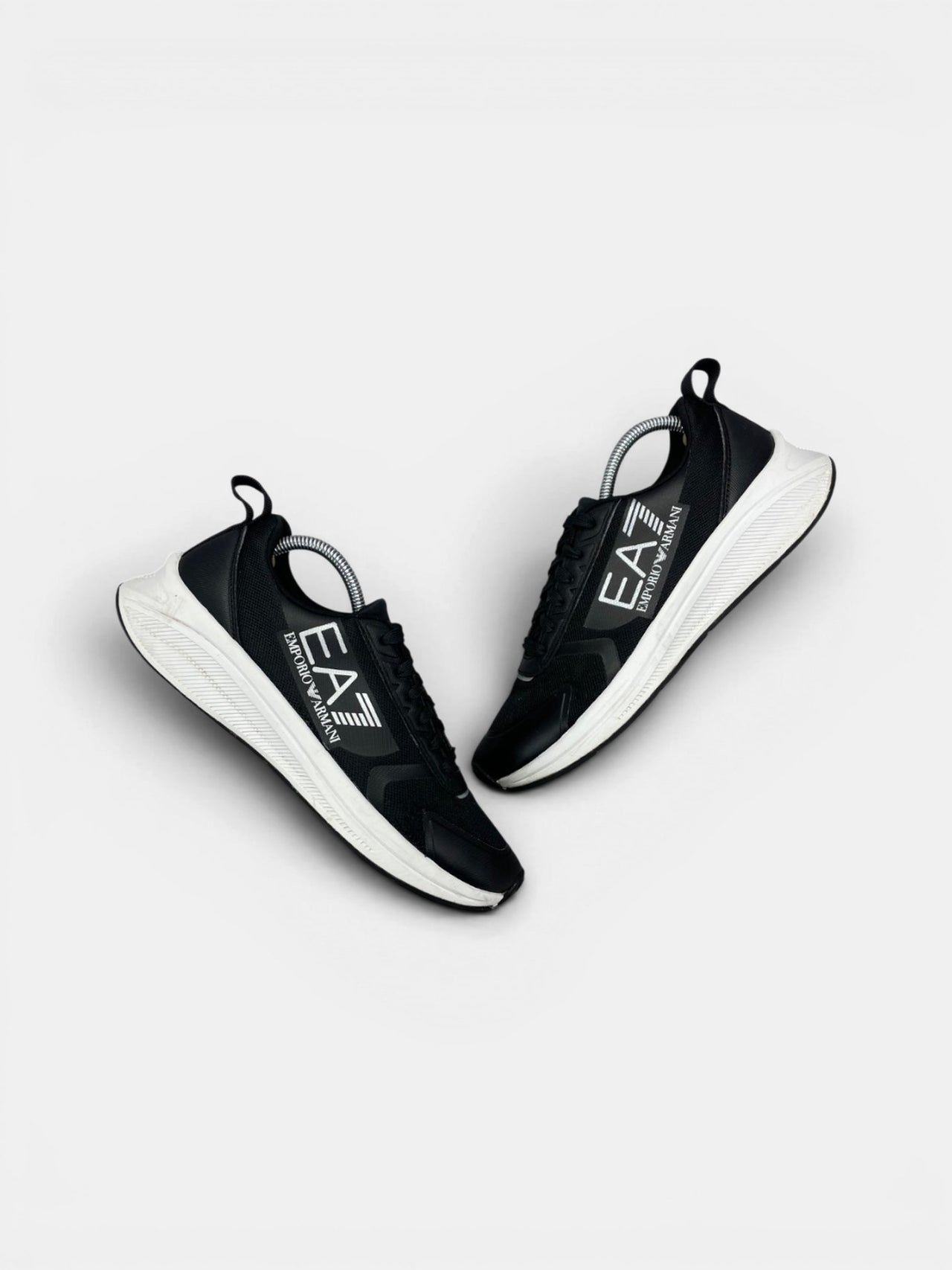 Emporio Armani Sneakers — buty sportowe męskie w bardzo dobrym stanie rozmiar 41, widok z góry na zewnętrzną stronę butów
