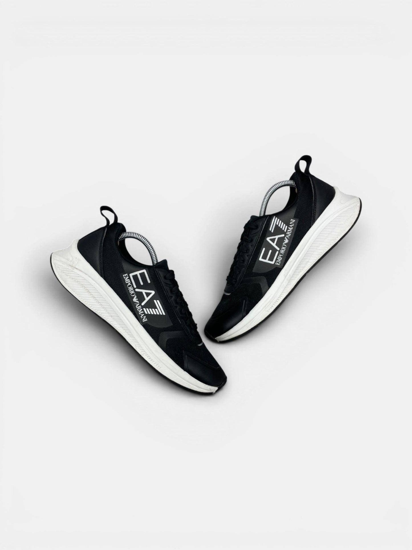 Emporio Armani Sneakers — buty sportowe męskie w bardzo dobrym stanie rozmiar 41, widok z góry na zewnętrzną stronę butów