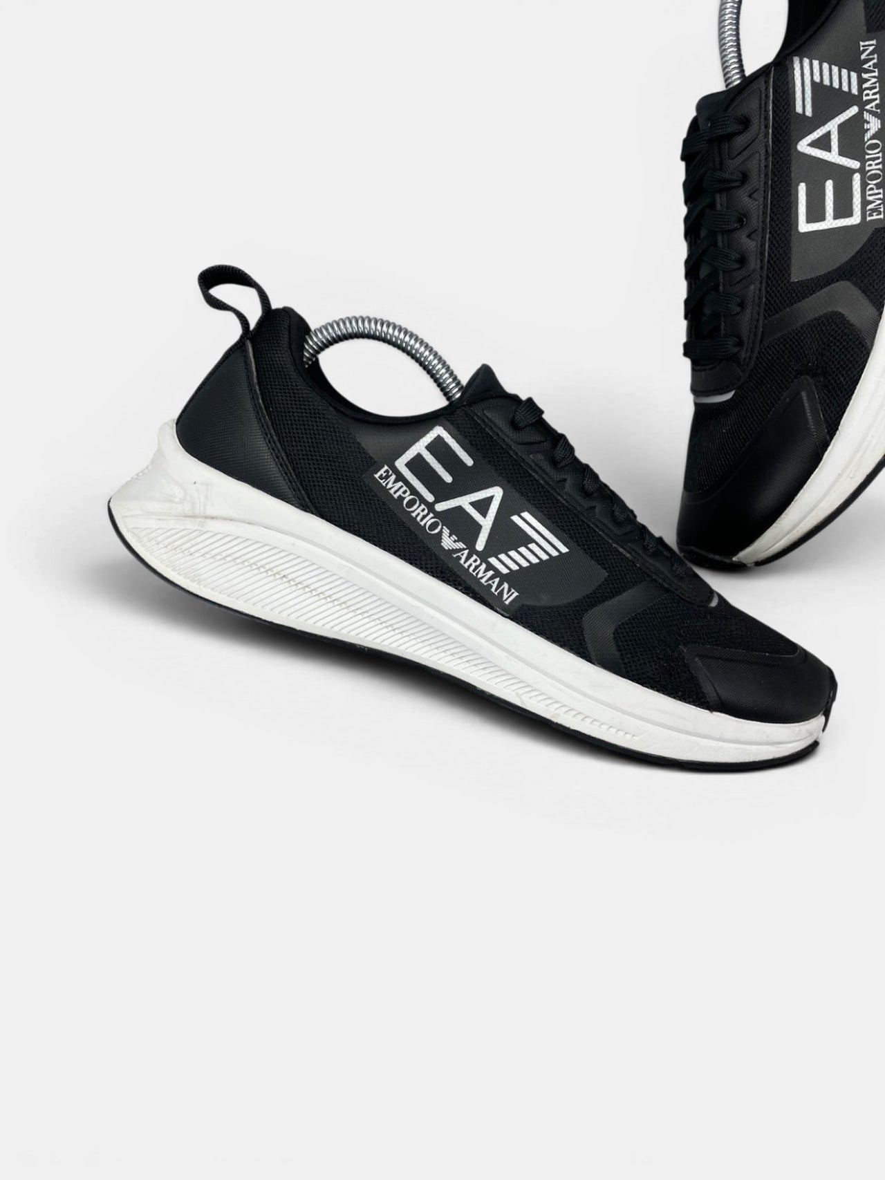 Emporio Armani Sneakers — buty sportowe męskie w bardzo dobrym stanie rozmiar 41, zewnętrzny panel prawego buta