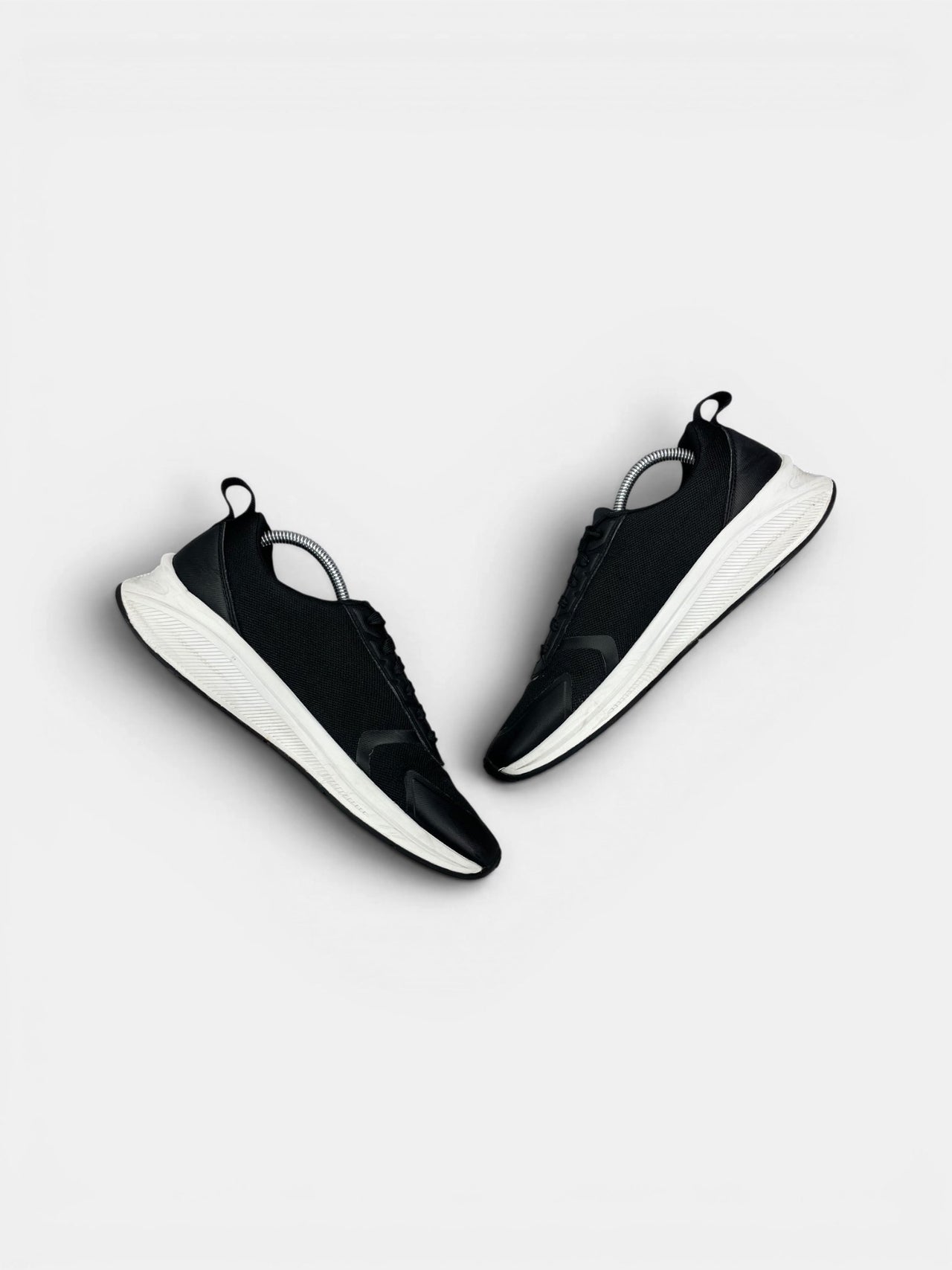 Emporio Armani Sneakers — buty sportowe męskie w bardzo dobrym stanie rozmiar 41, widok z góry na wewnętrzną stronę butów