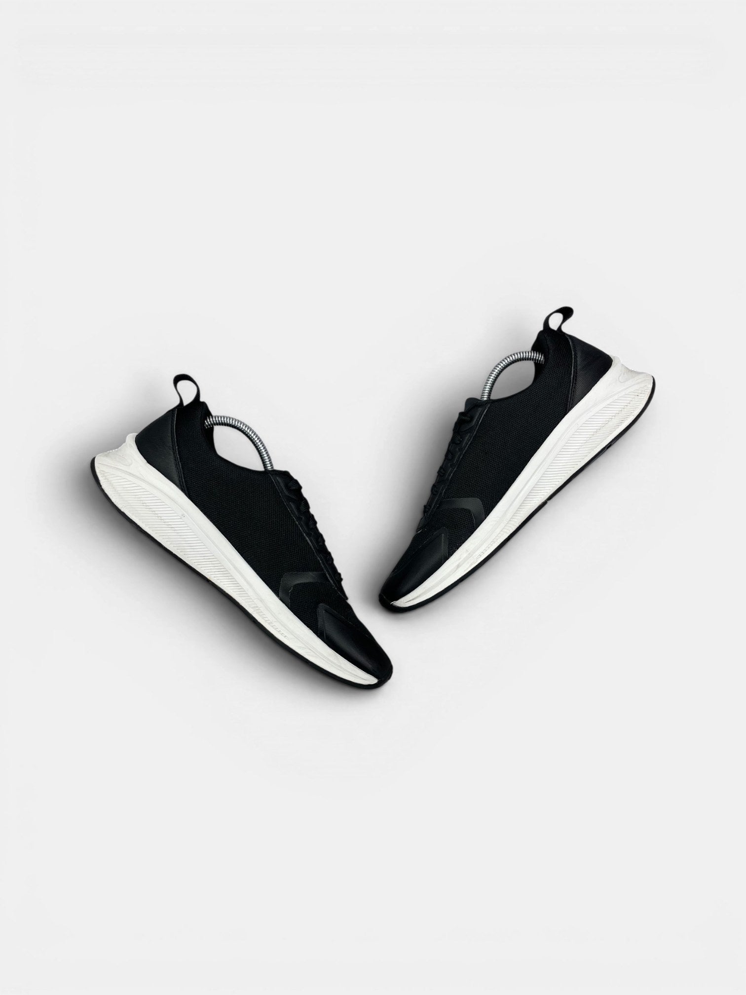 Emporio Armani Sneakers — buty sportowe męskie w bardzo dobrym stanie rozmiar 41, widok z góry na wewnętrzną stronę butów