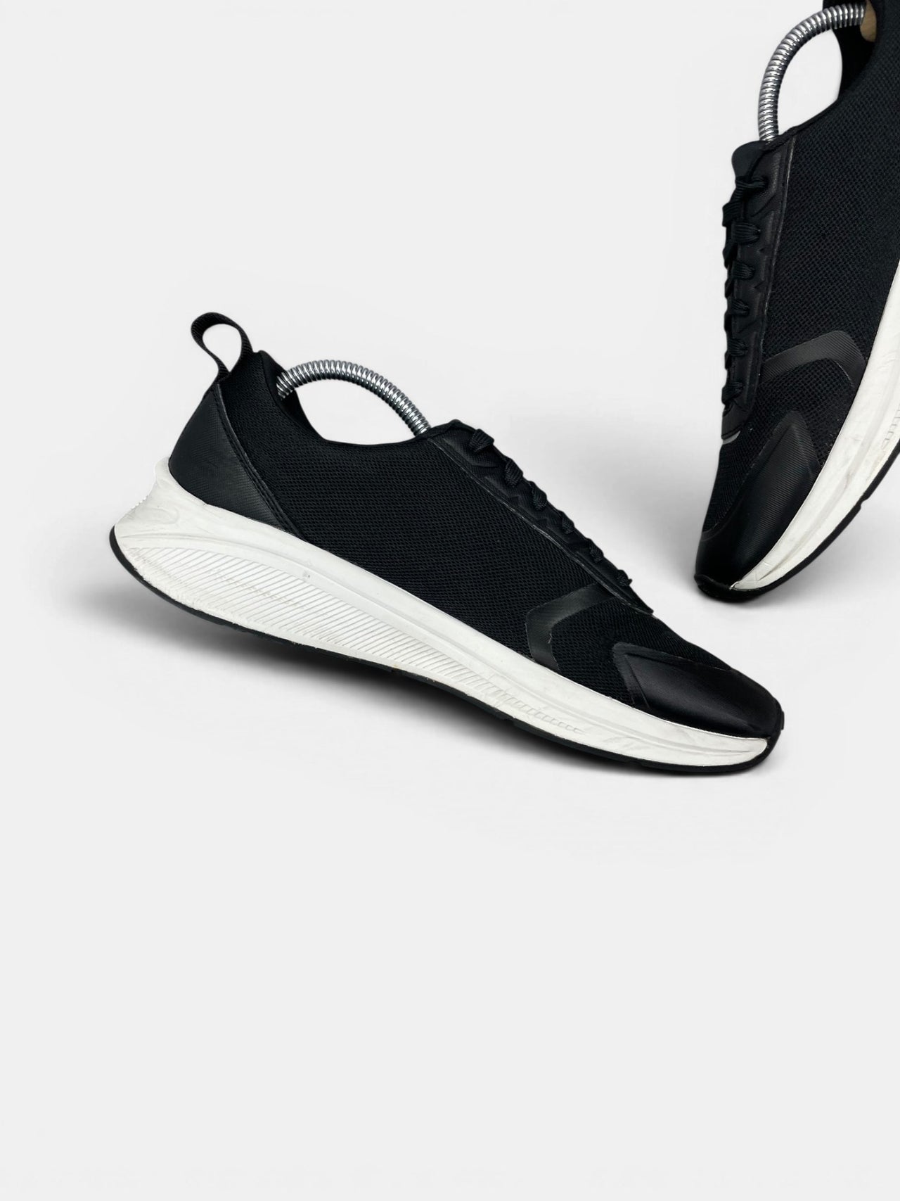 Emporio Armani Sneakers — buty sportowe męskie w bardzo dobrym stanie rozmiar 41, wewnętrzny panel lewego buta