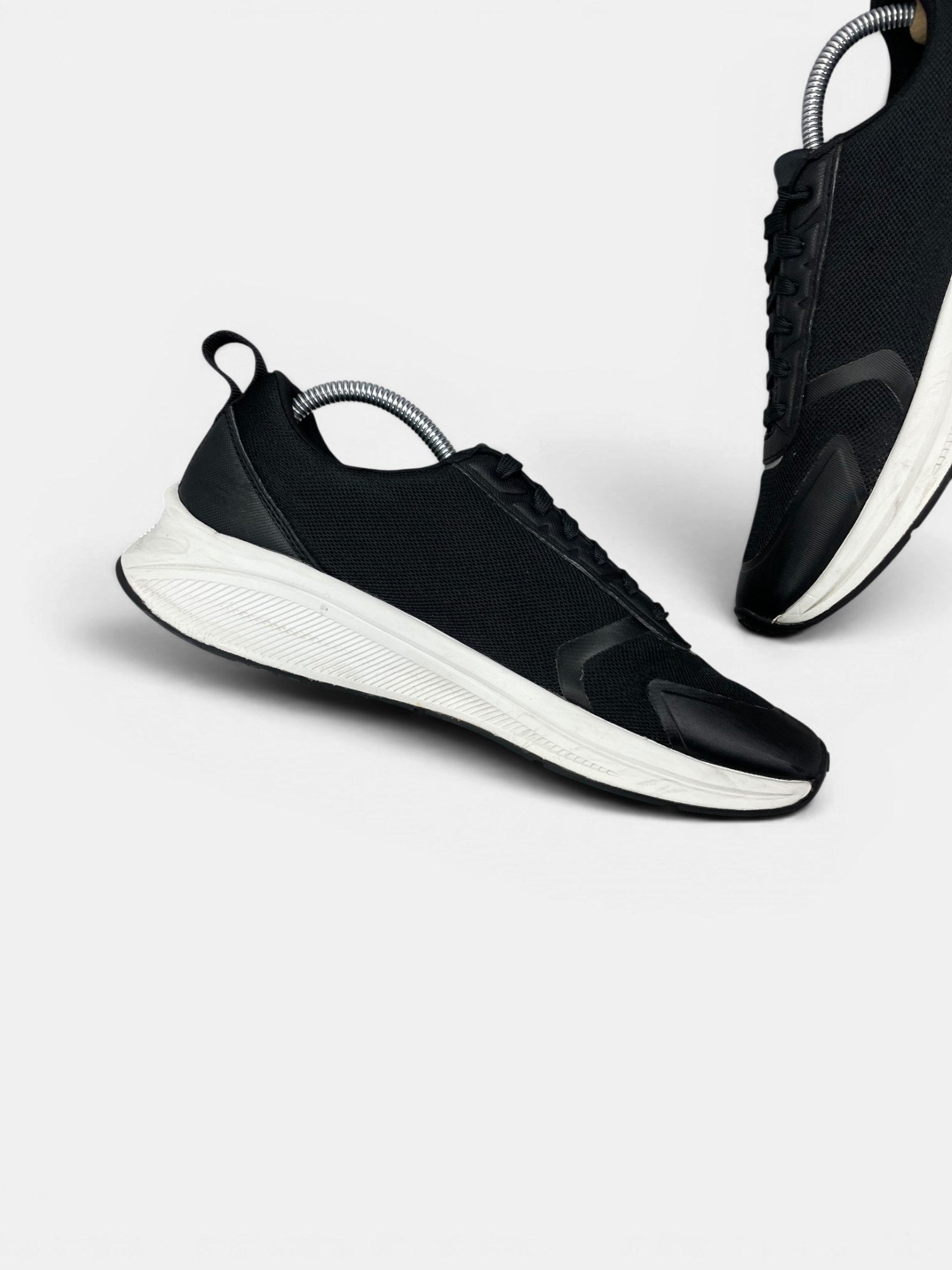 Emporio Armani Sneakers — buty sportowe męskie w bardzo dobrym stanie rozmiar 41, wewnętrzny panel lewego buta