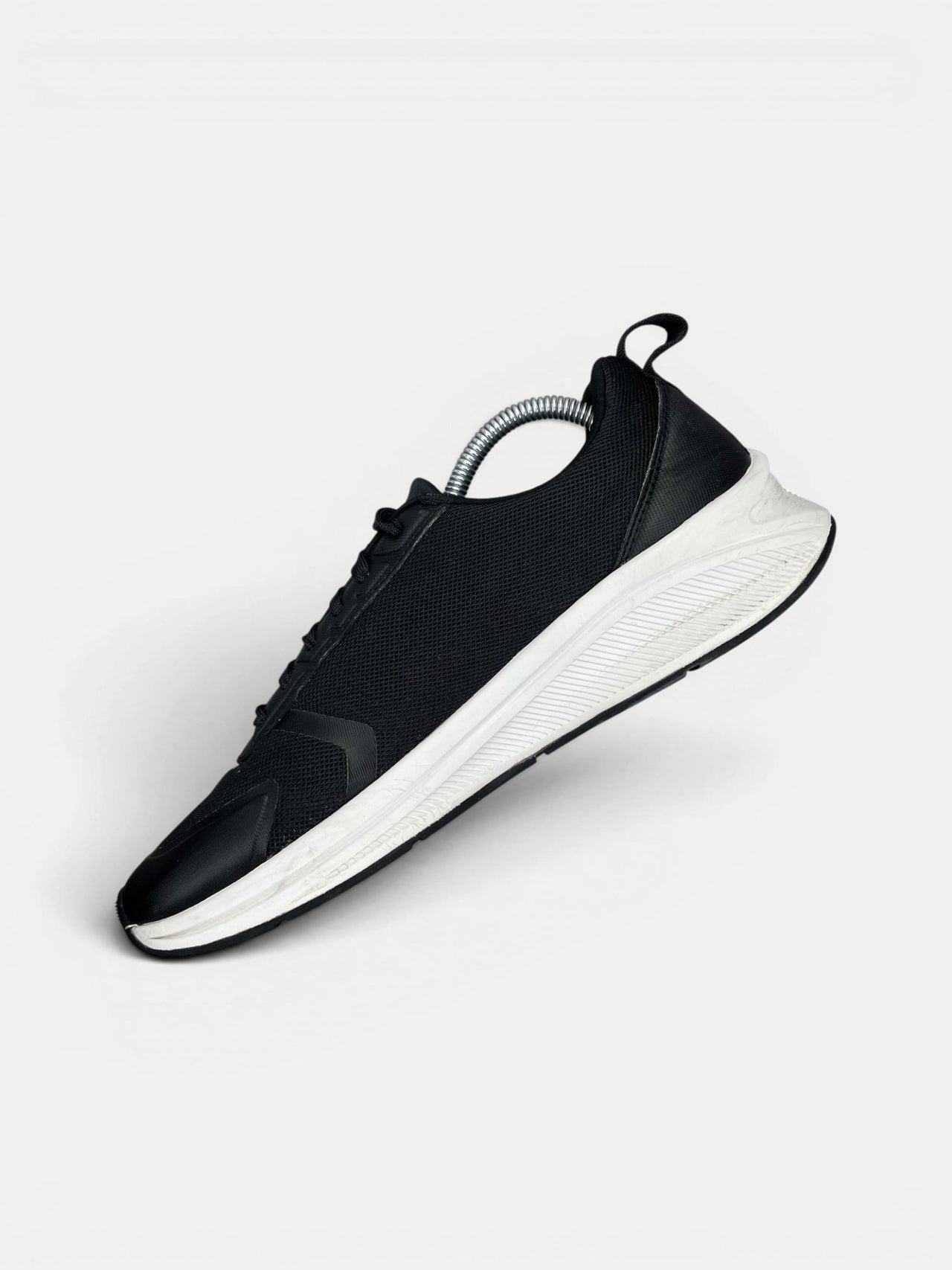 Emporio Armani Sneakers — buty sportowe męskie w bardzo dobrym stanie rozmiar 41, wewnętrzny panel prawego buta