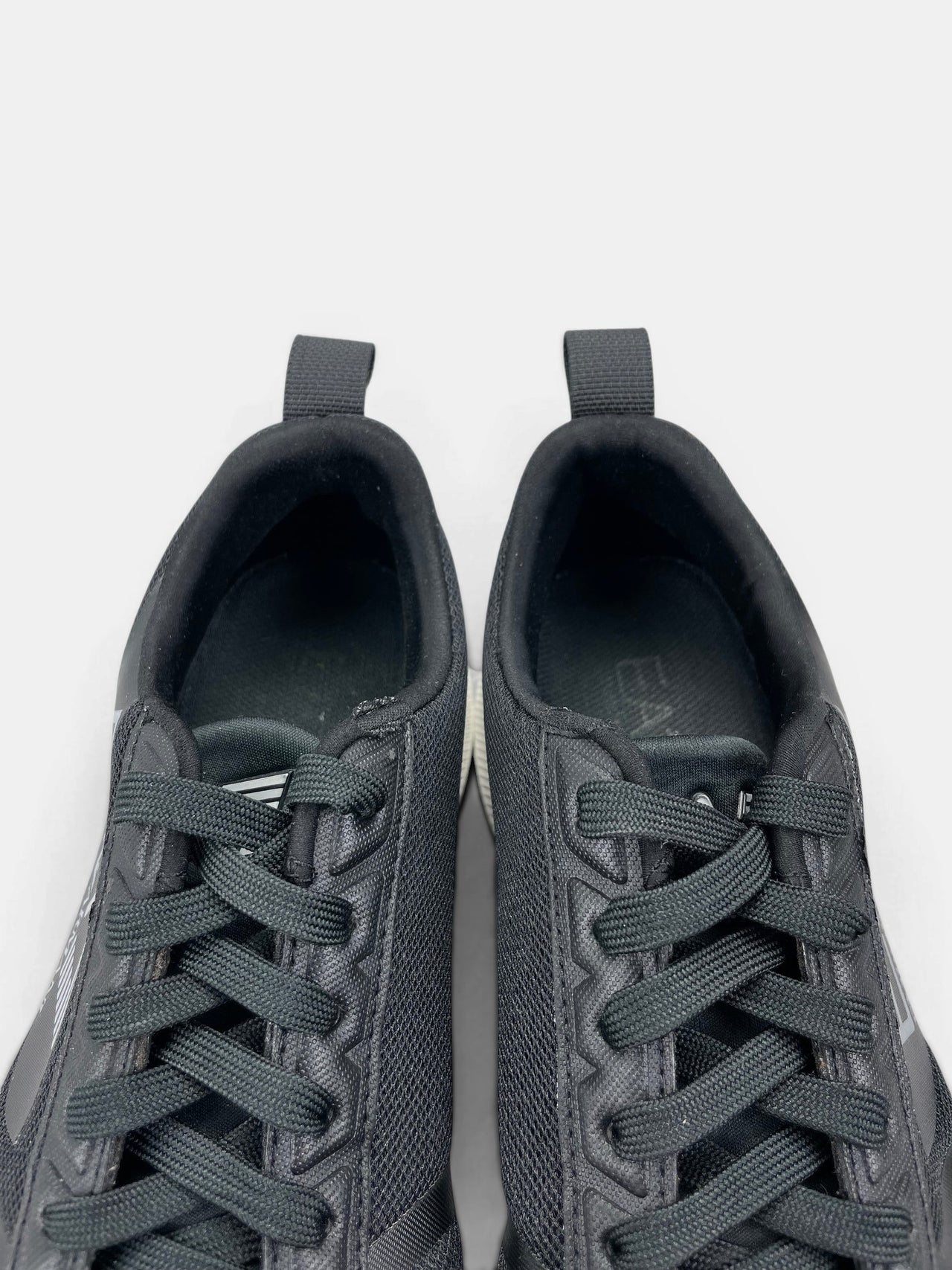 Emporio Armani Sneakers — buty sportowe męskie w bardzo dobrym stanie rozmiar 41, zapiętki butów