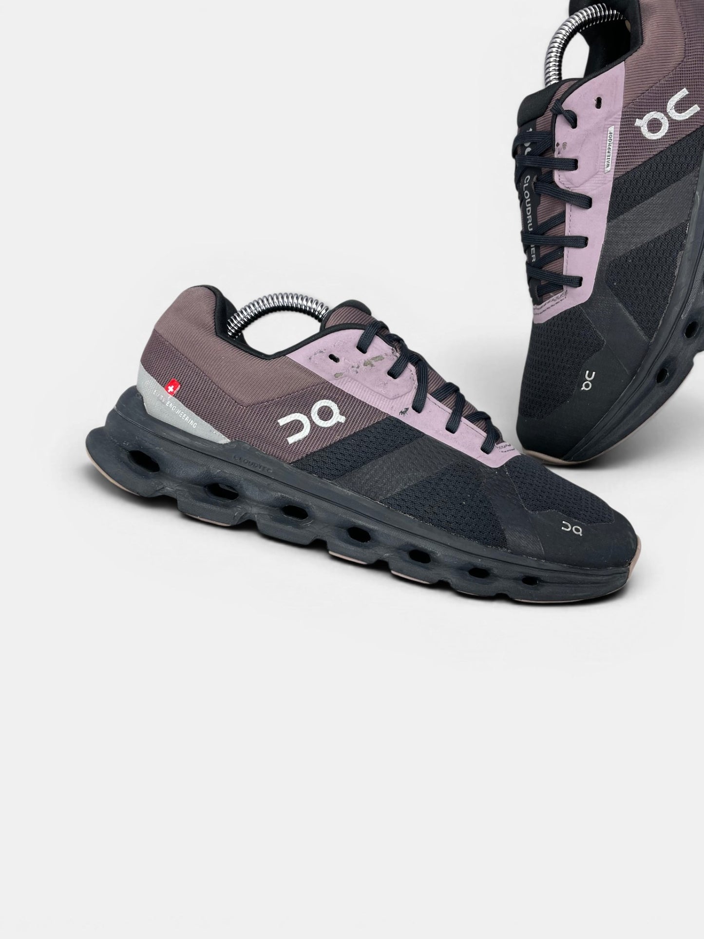 On Cloudrunner — buty sportowe damskie w bardzo dobrym stanie rozmiar 38.5, zewnętrzny panel prawego buta