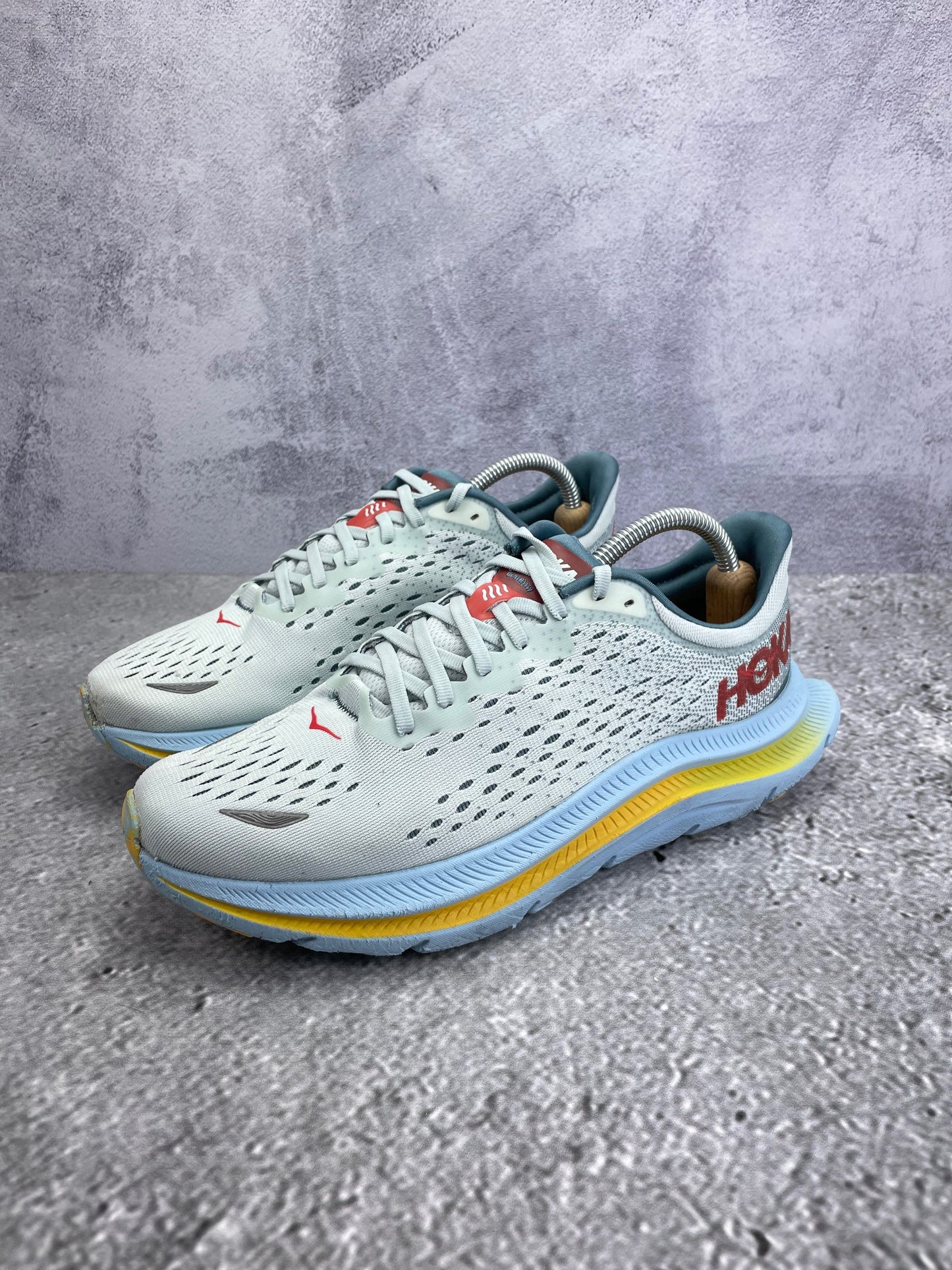 Hoka Kawana Ice Flow Goblin Blue - buty sportowe, widok z boku na tle studyjnym