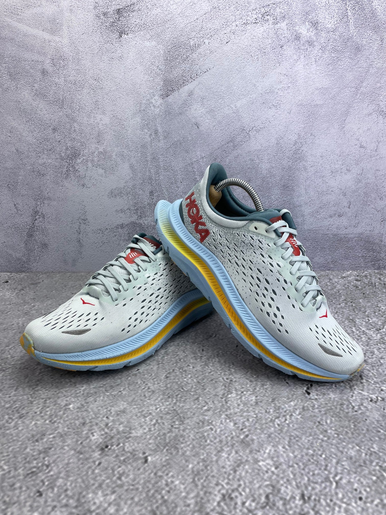 Hoka Kawana Ice Flow Goblin Blue - buty sportowe, para butów, widok z boku na tle studyjnym