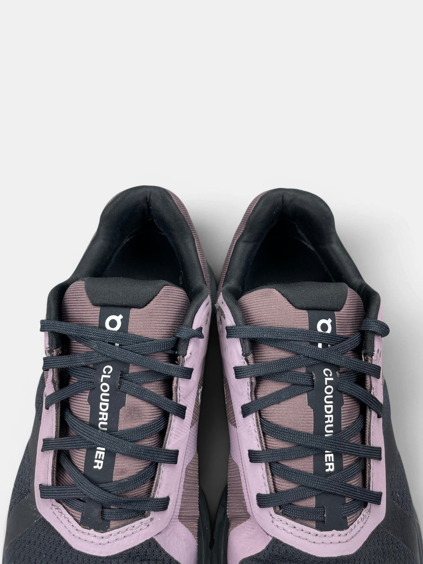 On Cloudrunner — buty sportowe damskie w bardzo dobrym stanie rozmiar 38.5, zapiętki butów