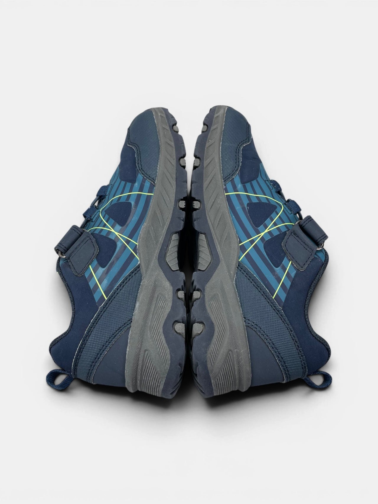 Lumberjack Trekking Shoes — buty sportowe dziecięce w bardzo dobrym stanie rozmiar 33, widok z góry na zewnętrzną stronę butów