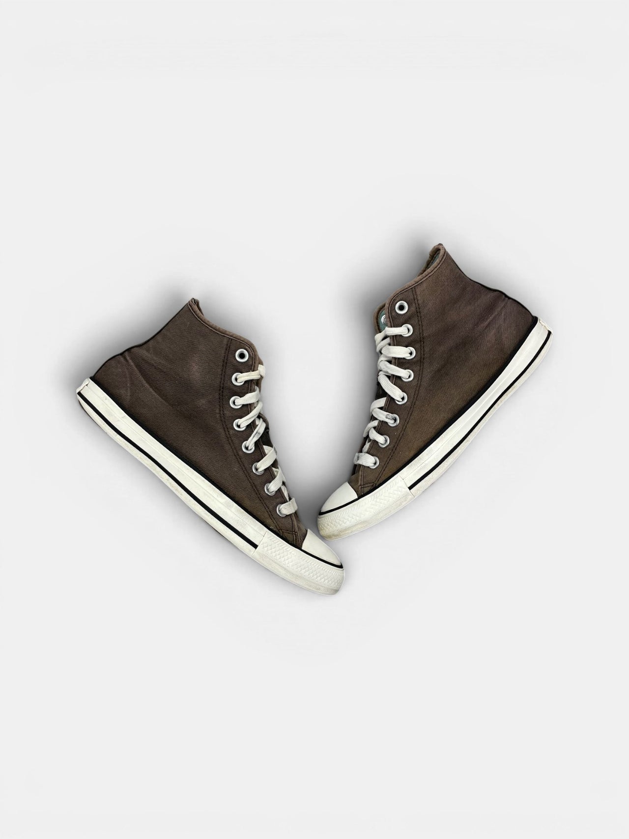 Converse Chuck Taylor All Star — buty sportowe męskie w bardzo dobrym stanie rozmiar 41.5, widok z góry na zewnętrzną stronę butów