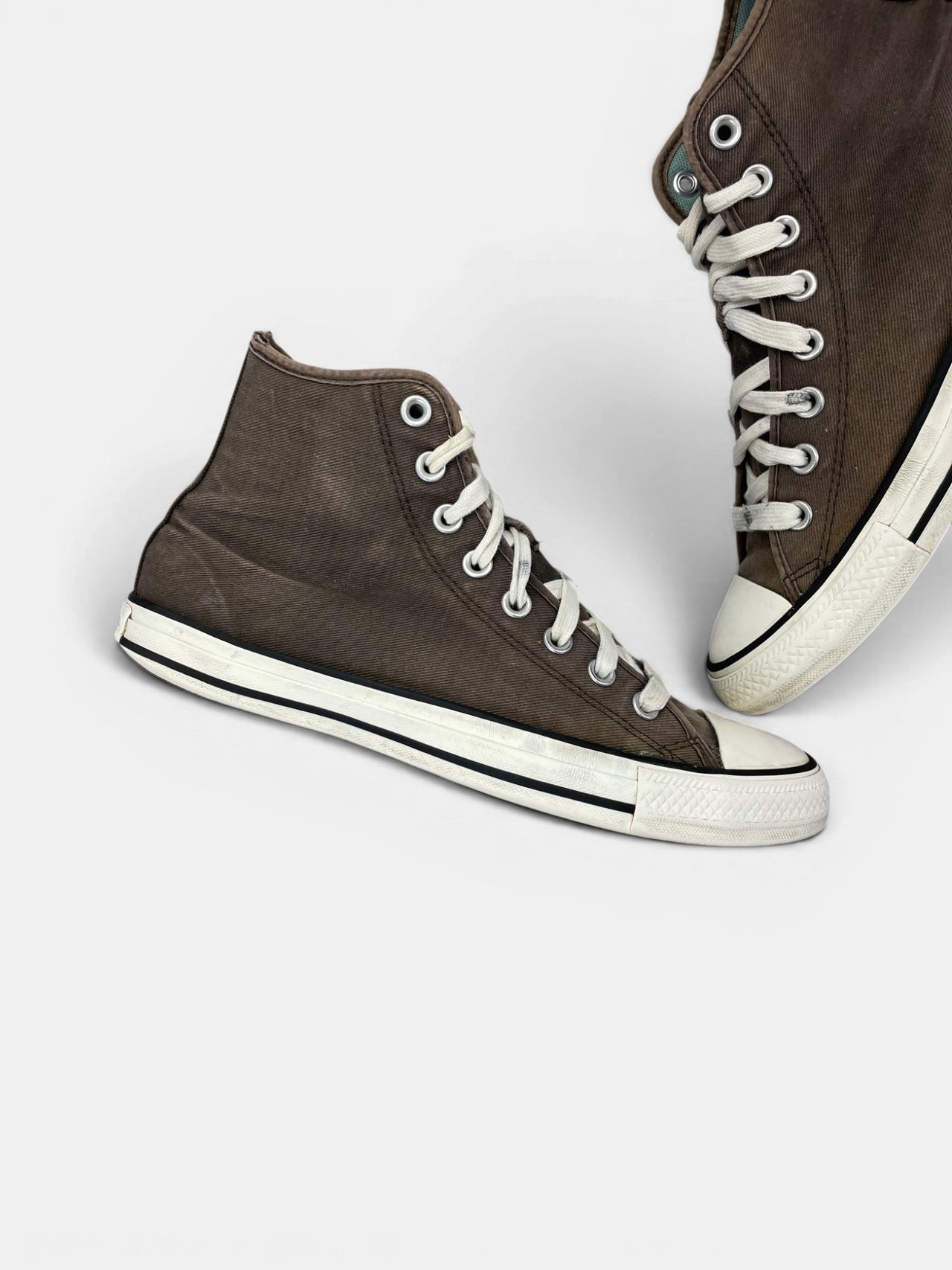Converse Chuck Taylor All Star — buty sportowe męskie w bardzo dobrym stanie rozmiar 41.5, zewnętrzny panel prawego buta