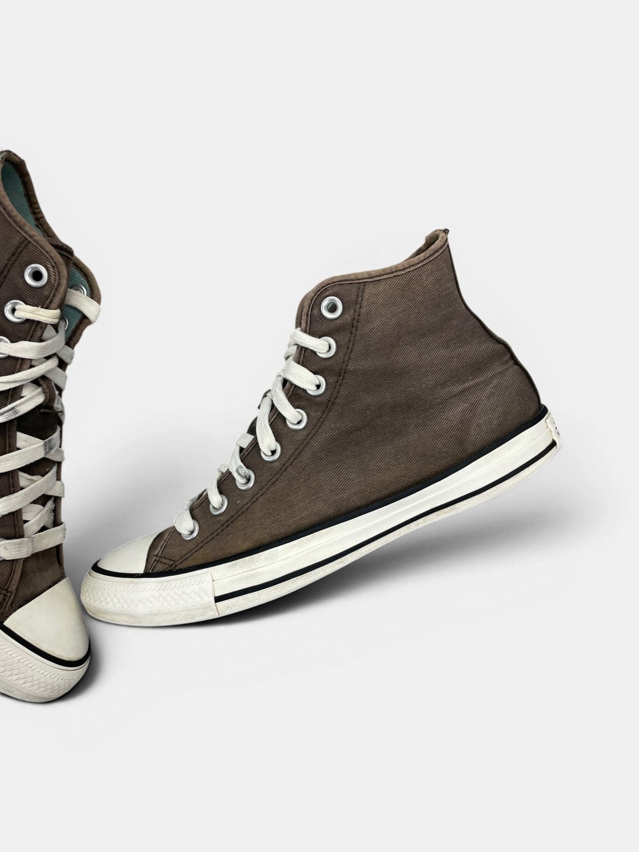 Converse Chuck Taylor All Star — buty sportowe męskie w bardzo dobrym stanie rozmiar 41.5, zewnętrzny panel lewego buta