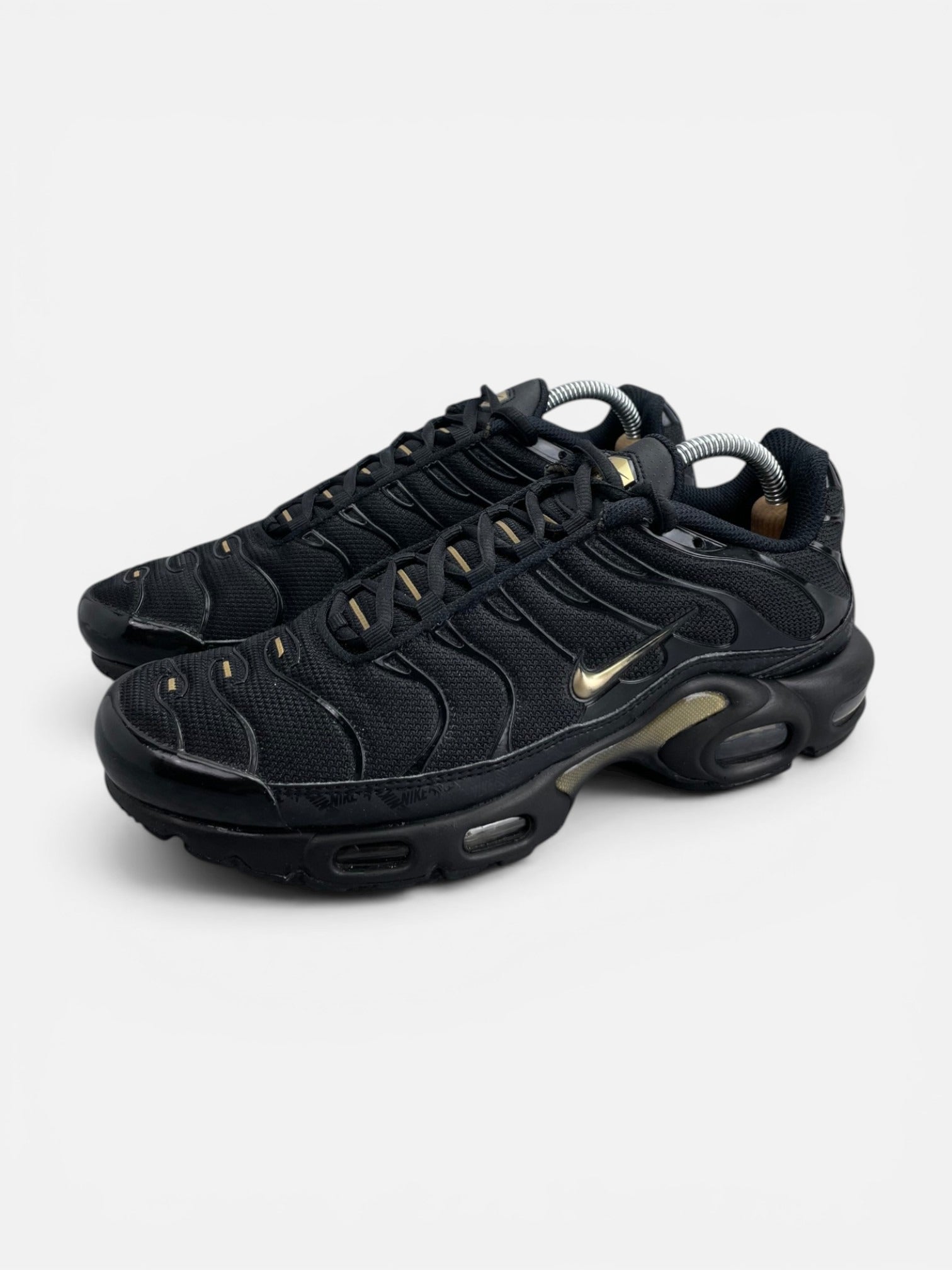 Nike Air Max Plus Black Metallic Gold - buty sportowe, widok z boku