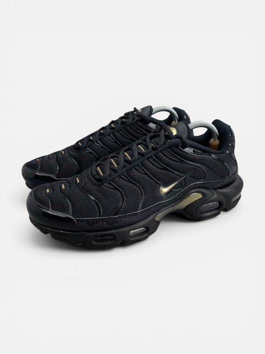 Nike Air Max Plus Black Metallic Gold - buty sportowe, widok z boku