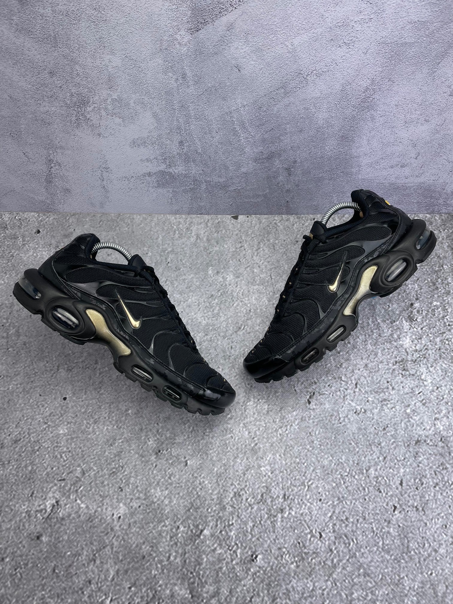 Nike Air Max Plus Black Metallic Gold - buty sportowe, widok z góry na zewnętrzną stronę butów