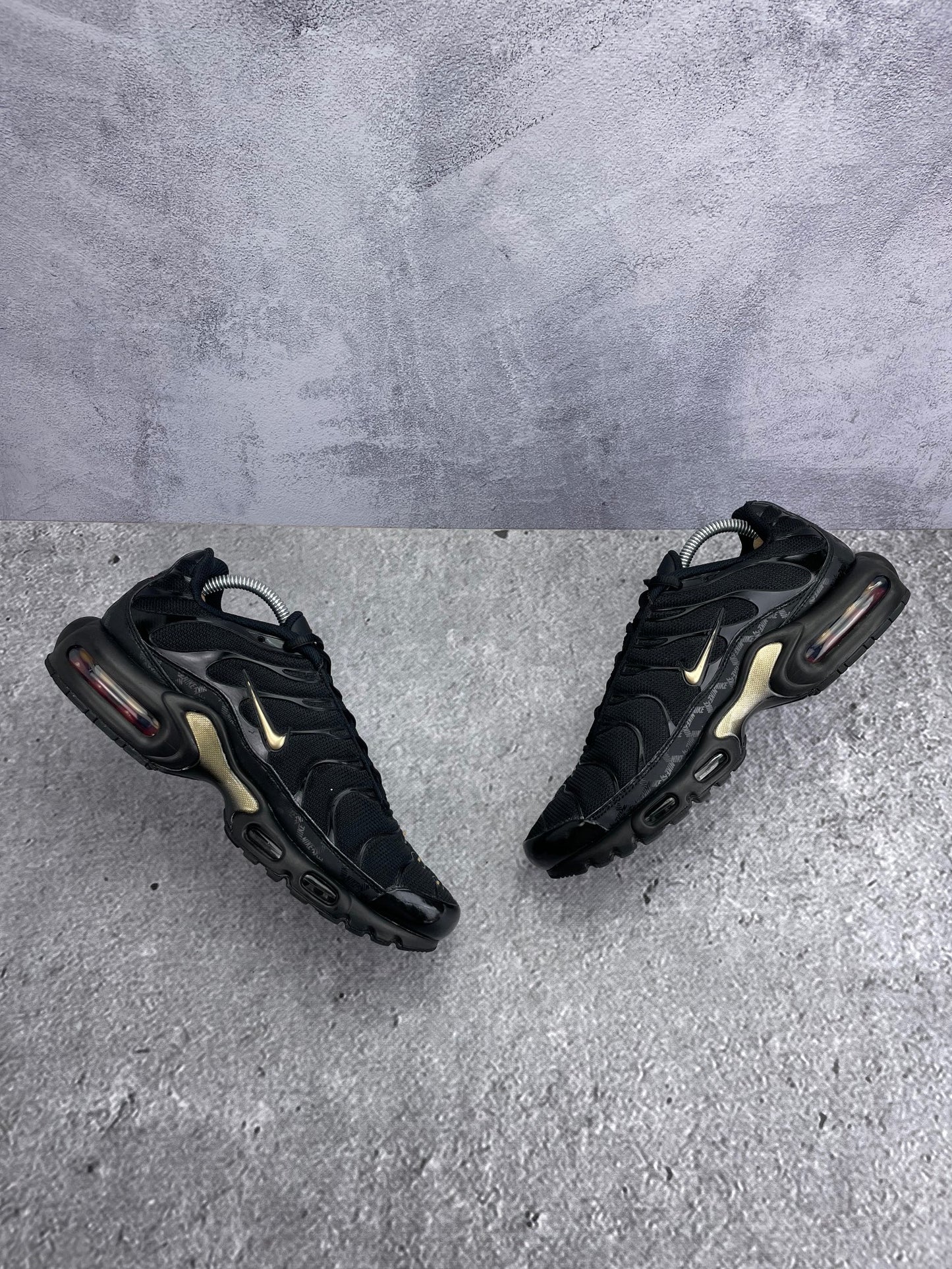 Nike Air Max Plus Black Metallic Gold - buty sportowe, zewnętrzny panel prawego buta