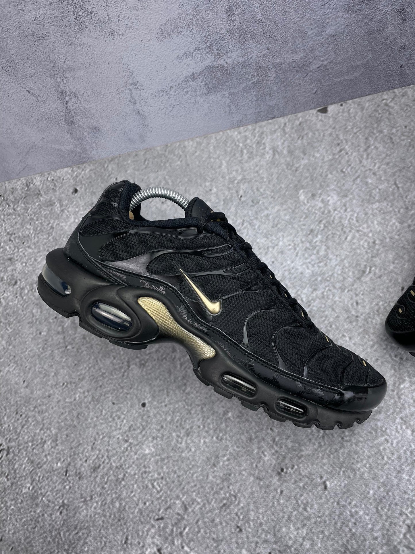 Nike Air Max Plus Black Metallic Gold - buty sportowe, zewnętrzny panel lewego buta