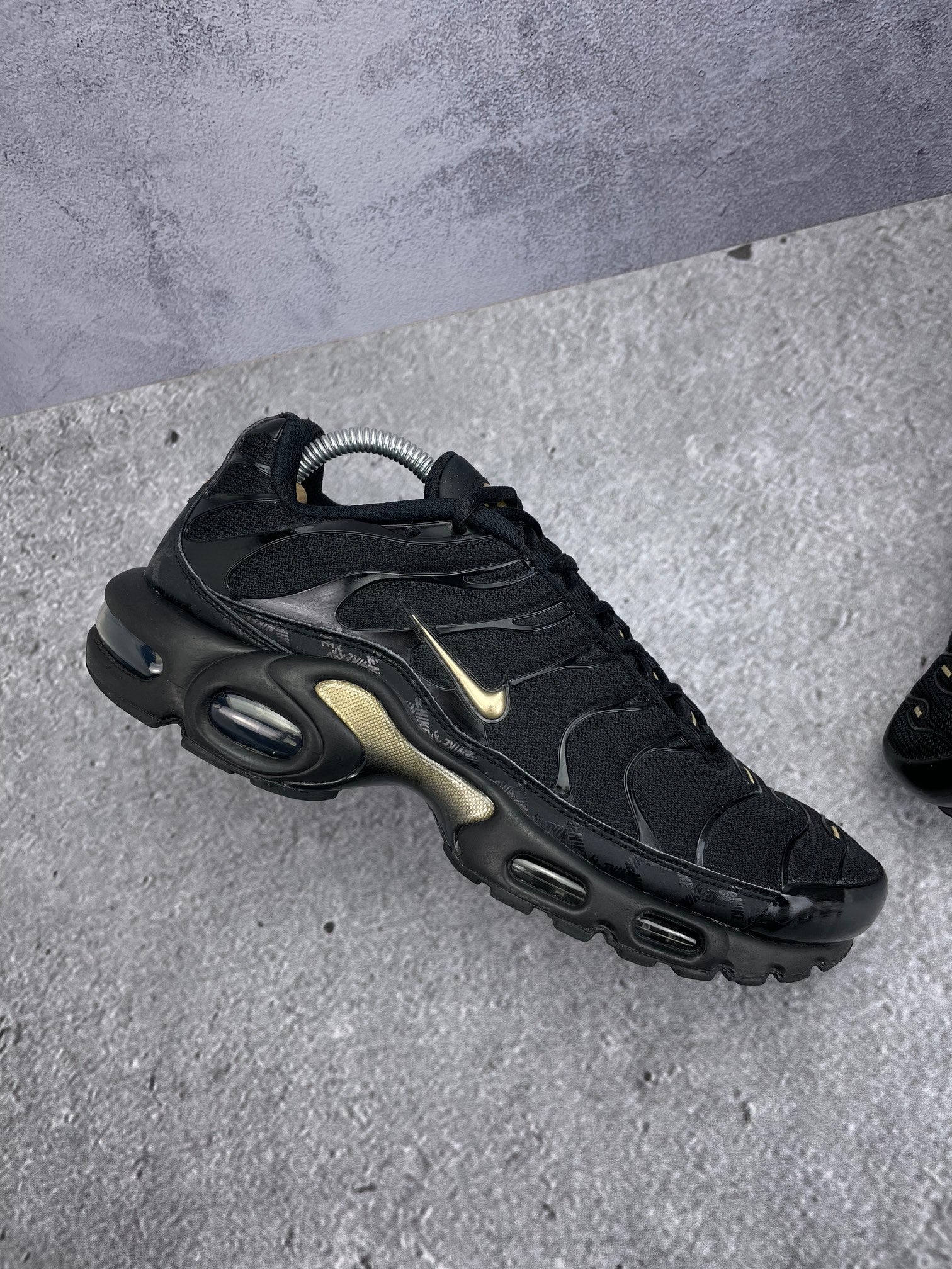 Nike Air Max Plus Black Metallic Gold - buty sportowe, zewnętrzny panel lewego buta