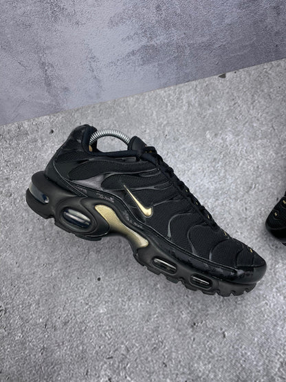 Nike Air Max Plus Black Metallic Gold - buty sportowe, zewnętrzny panel lewego buta