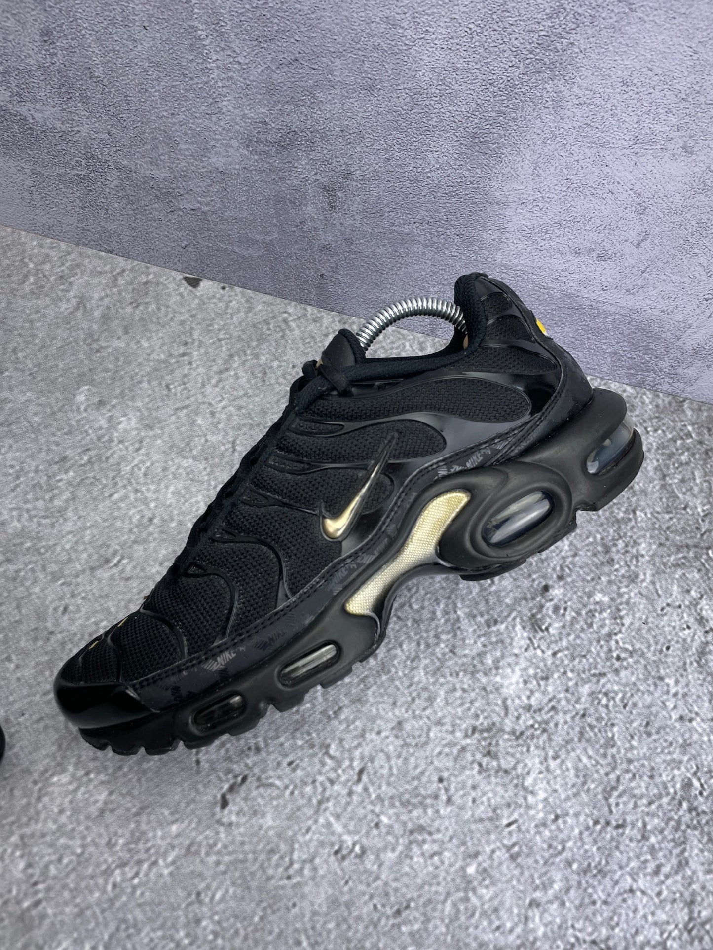 Nike Air Max Plus Black Metallic Gold - buty sportowe, widok z góry na wewnętrzną stronę butów