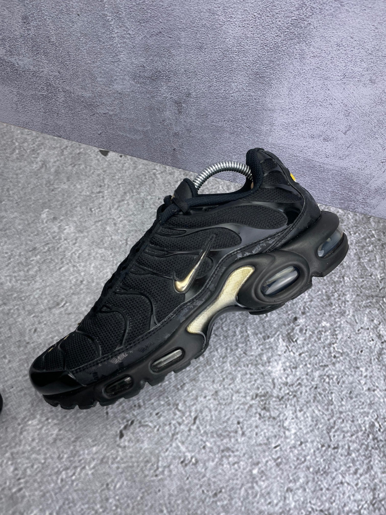 Nike Air Max Plus Black Metallic Gold - buty sportowe, widok z góry na wewnętrzną stronę butów