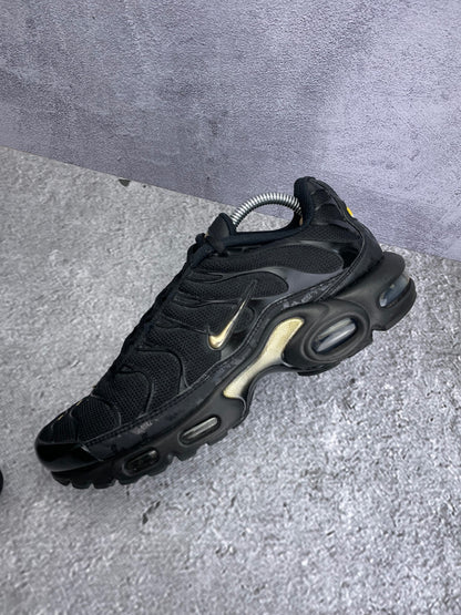 Nike Air Max Plus Black Metallic Gold - buty sportowe, widok z góry na wewnętrzną stronę butów