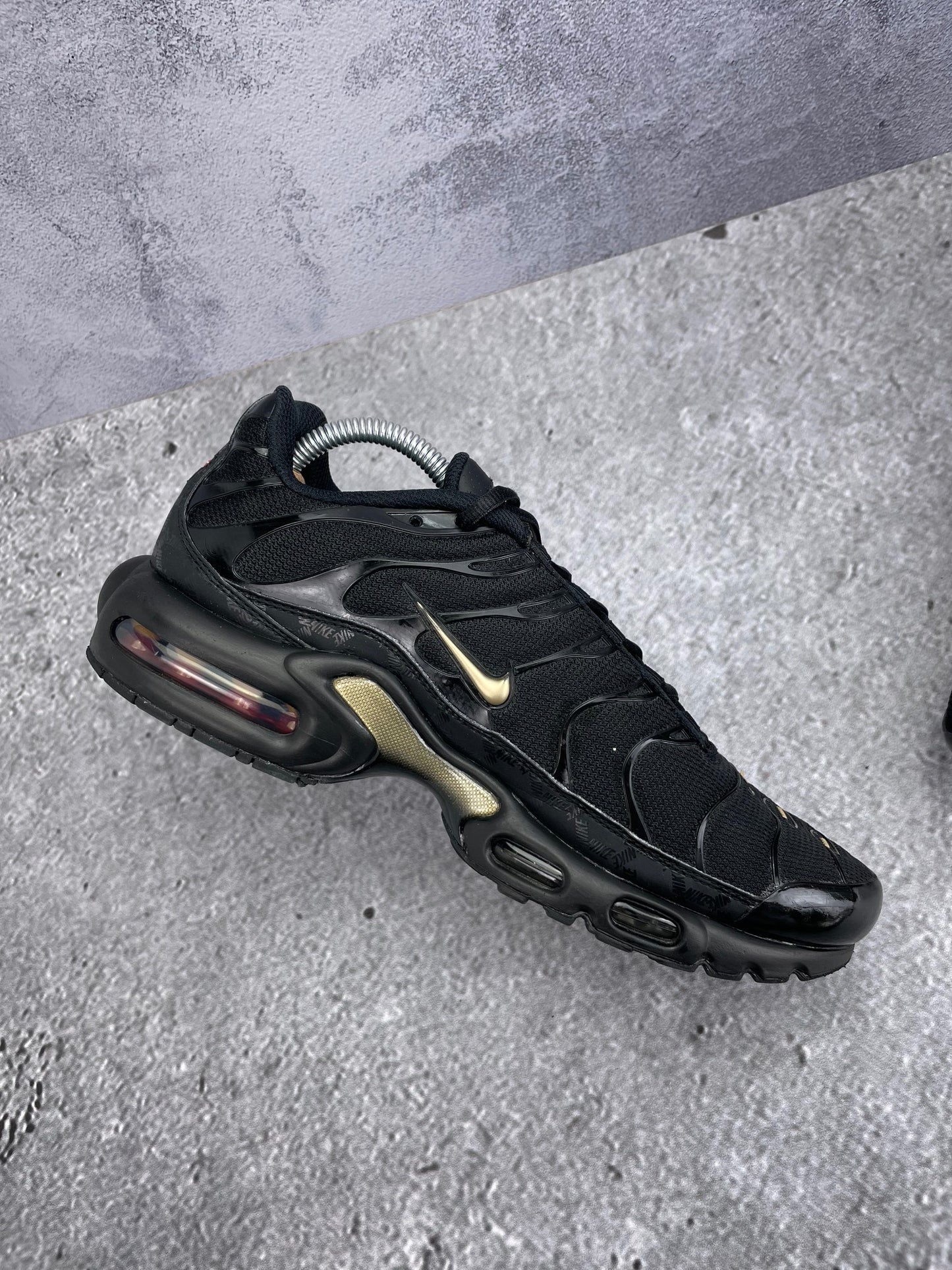 Nike Air Max Plus Black Metallic Gold - buty sportowe, wewnętrzny panel lewego buta