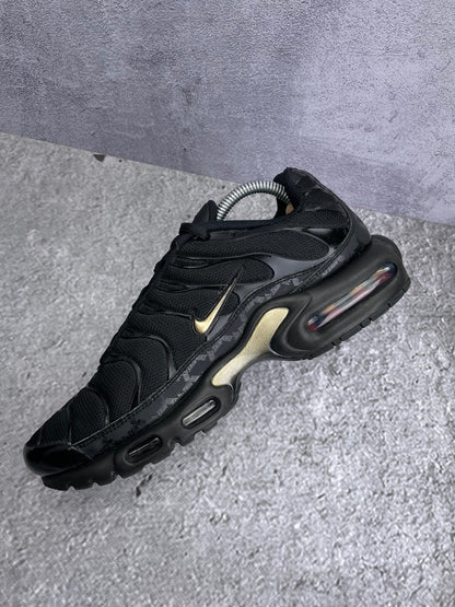 Nike Air Max Plus Black Metallic Gold - buty sportowe, wewnętrzny panel prawego buta