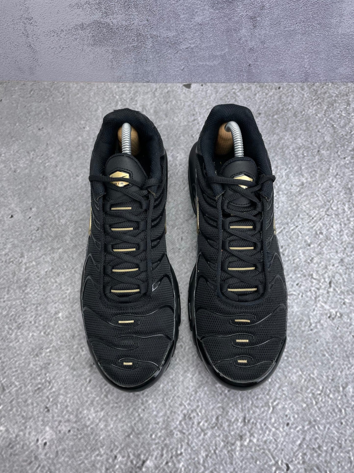 Nike Air Max Plus Black Metallic Gold - buty sportowe, widok z góry