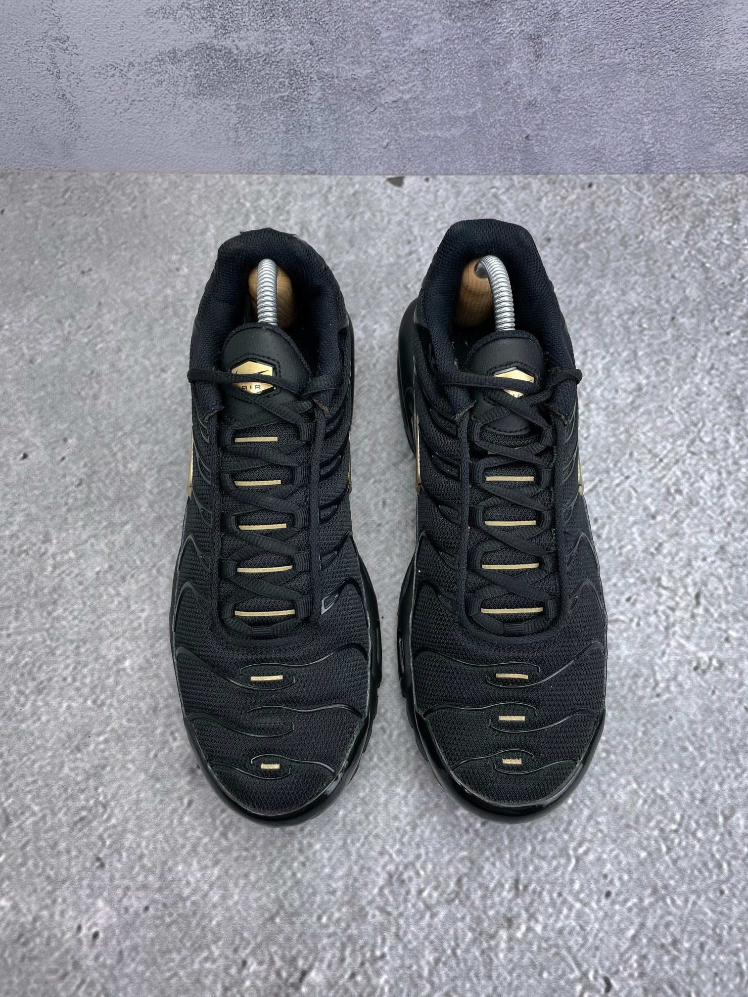 Nike Air Max Plus Black Metallic Gold - buty sportowe, widok z góry
