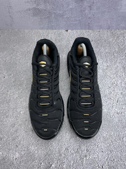 Nike Air Max Plus Black Metallic Gold - buty sportowe, widok z góry