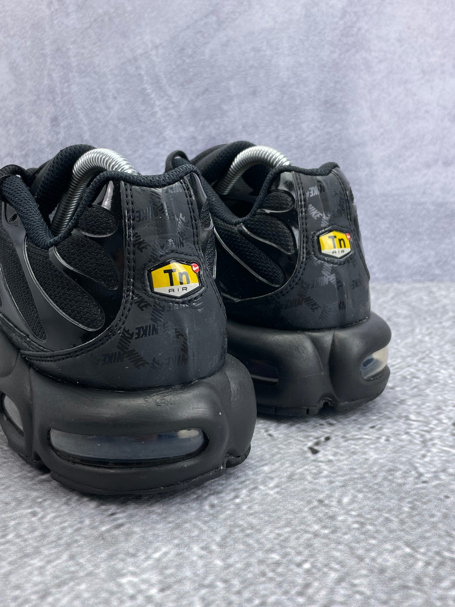 Nike Air Max Plus Black Metallic Gold - buty sportowe, widok z tyłu