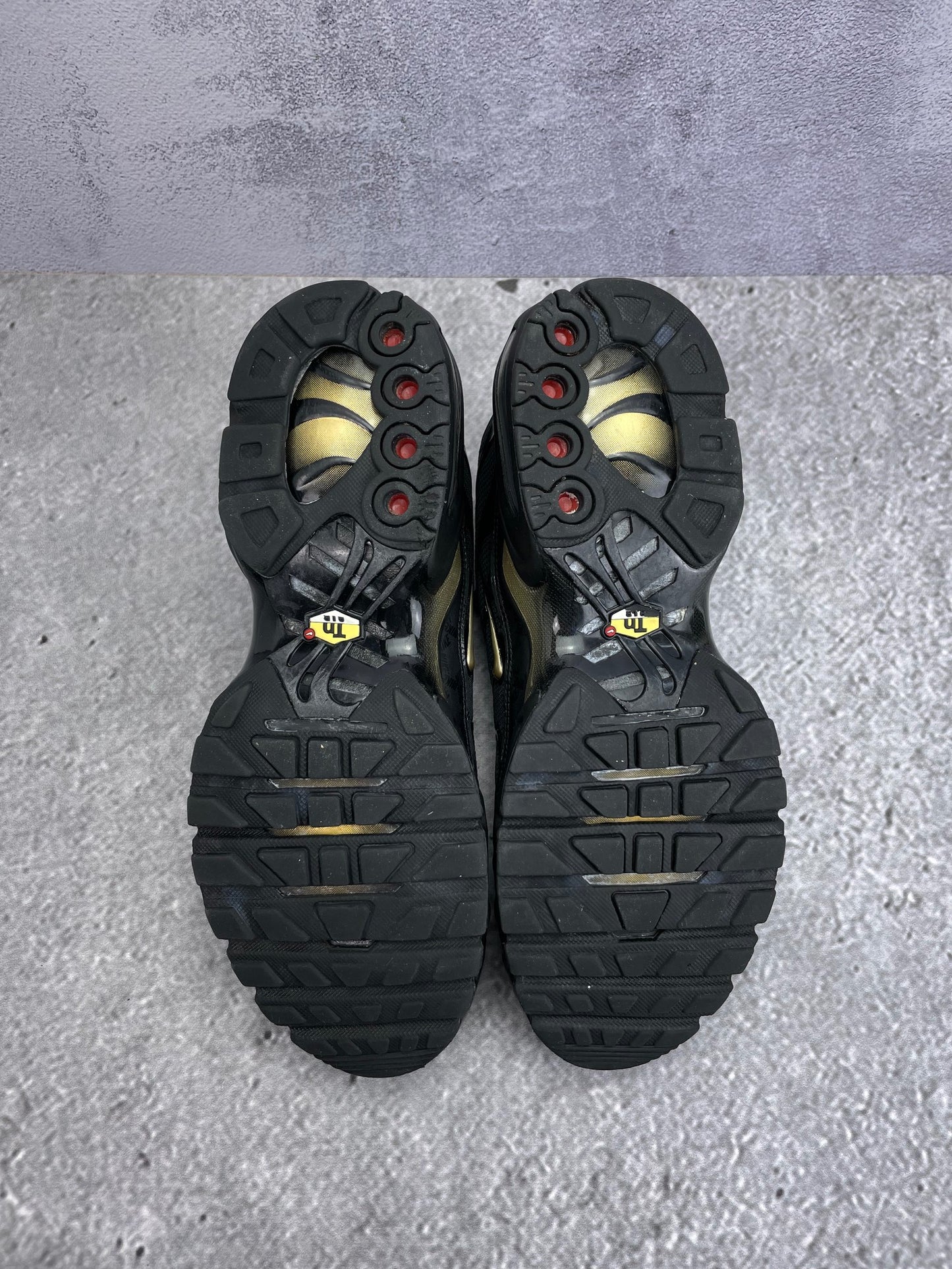 Nike Air Max Plus Black Metallic Gold - buty sportowe, podeszwa