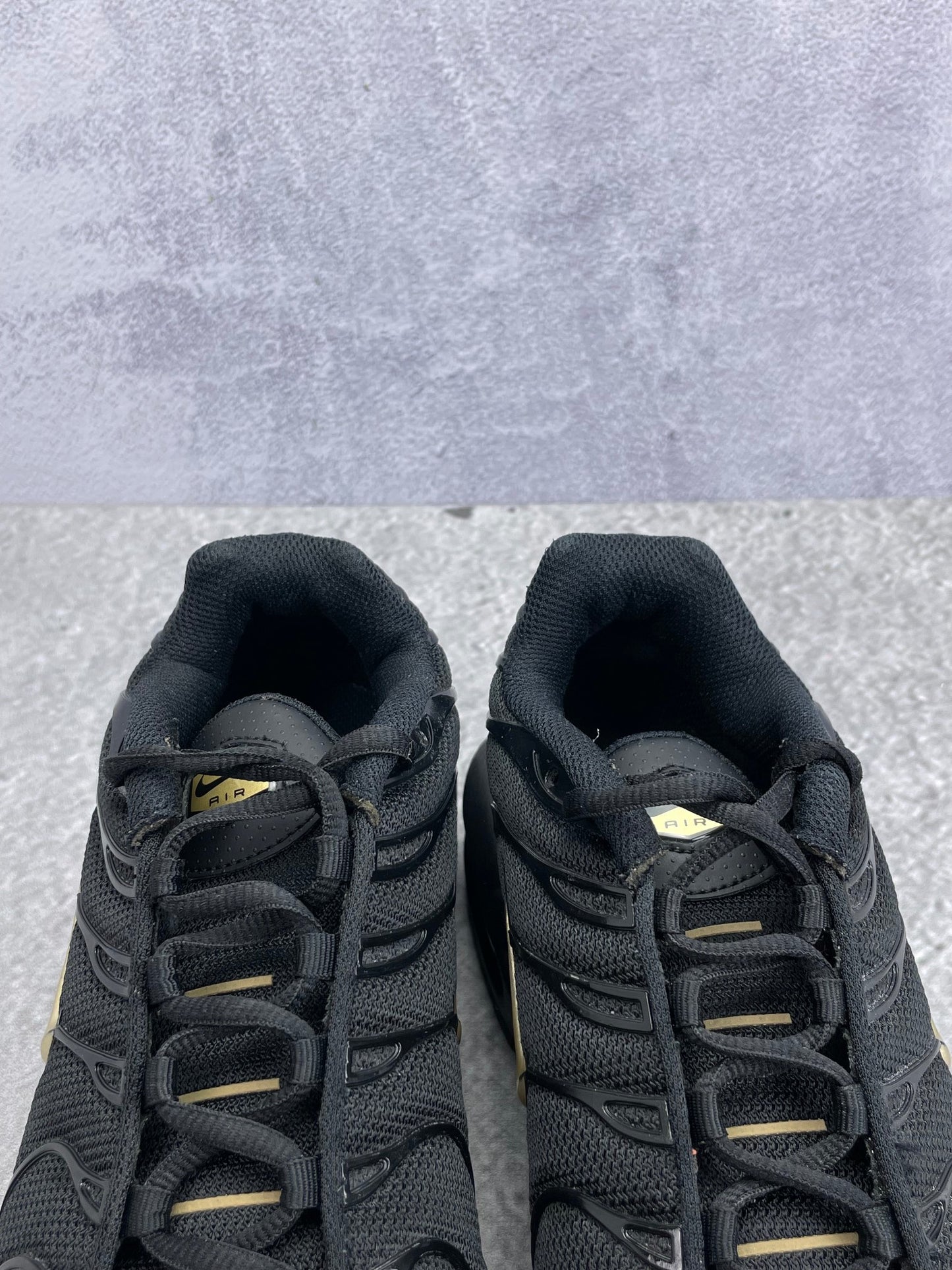 Nike Air Max Plus Black Metallic Gold - buty sportowe, zapiętki butów