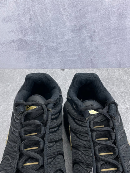Nike Air Max Plus Black Metallic Gold - buty sportowe, zapiętki butów