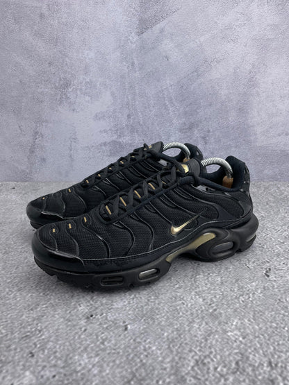 Nike Air Max Plus Black Metallic Gold - buty sportowe, widok z boku na tle studyjnym