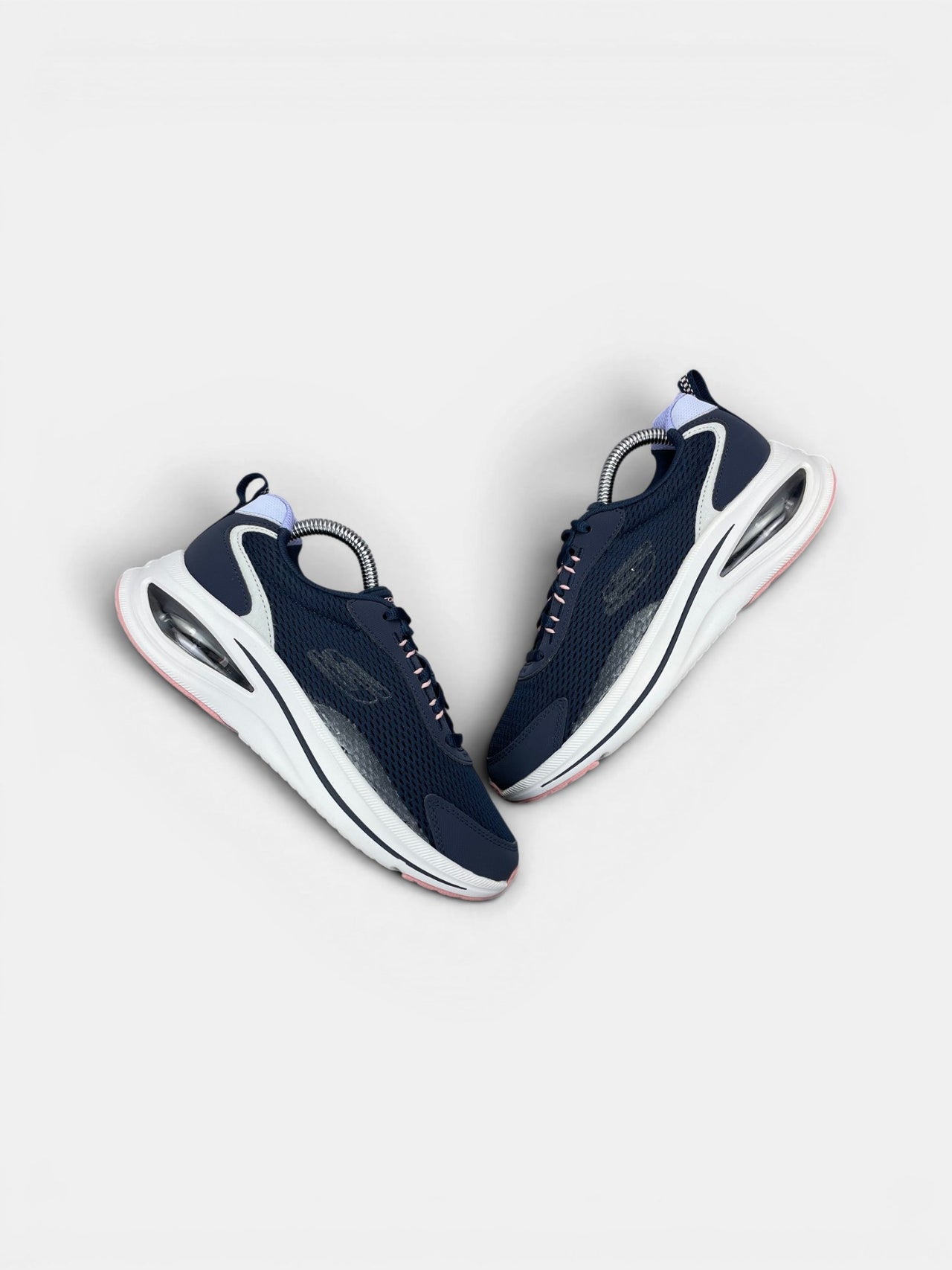 Skechers Sneakers — buty sportowe damskie w bardzo dobrym stanie rozmiar 36.5, widok z góry na zewnętrzną stronę butów