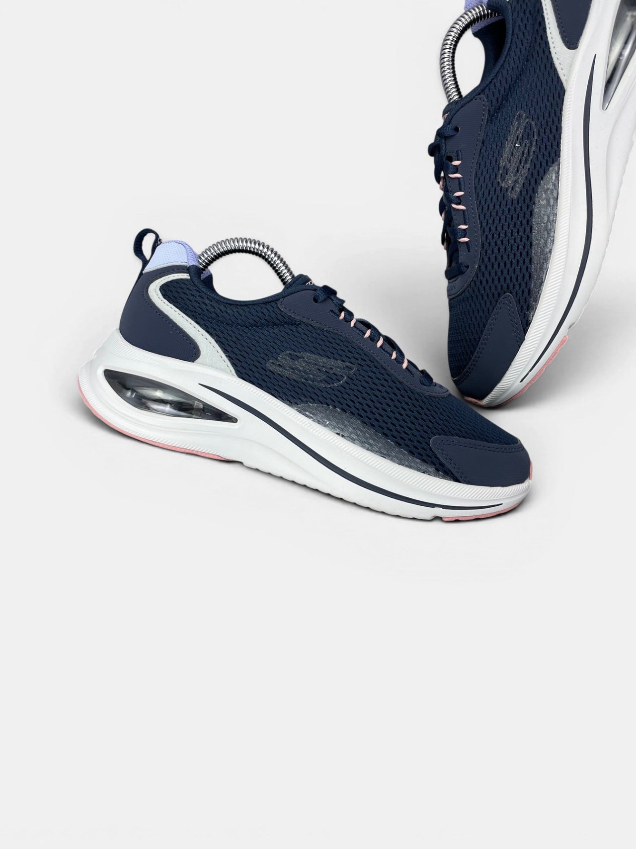 Skechers Sneakers — buty sportowe damskie w bardzo dobrym stanie rozmiar 36.5, zewnętrzny panel prawego buta