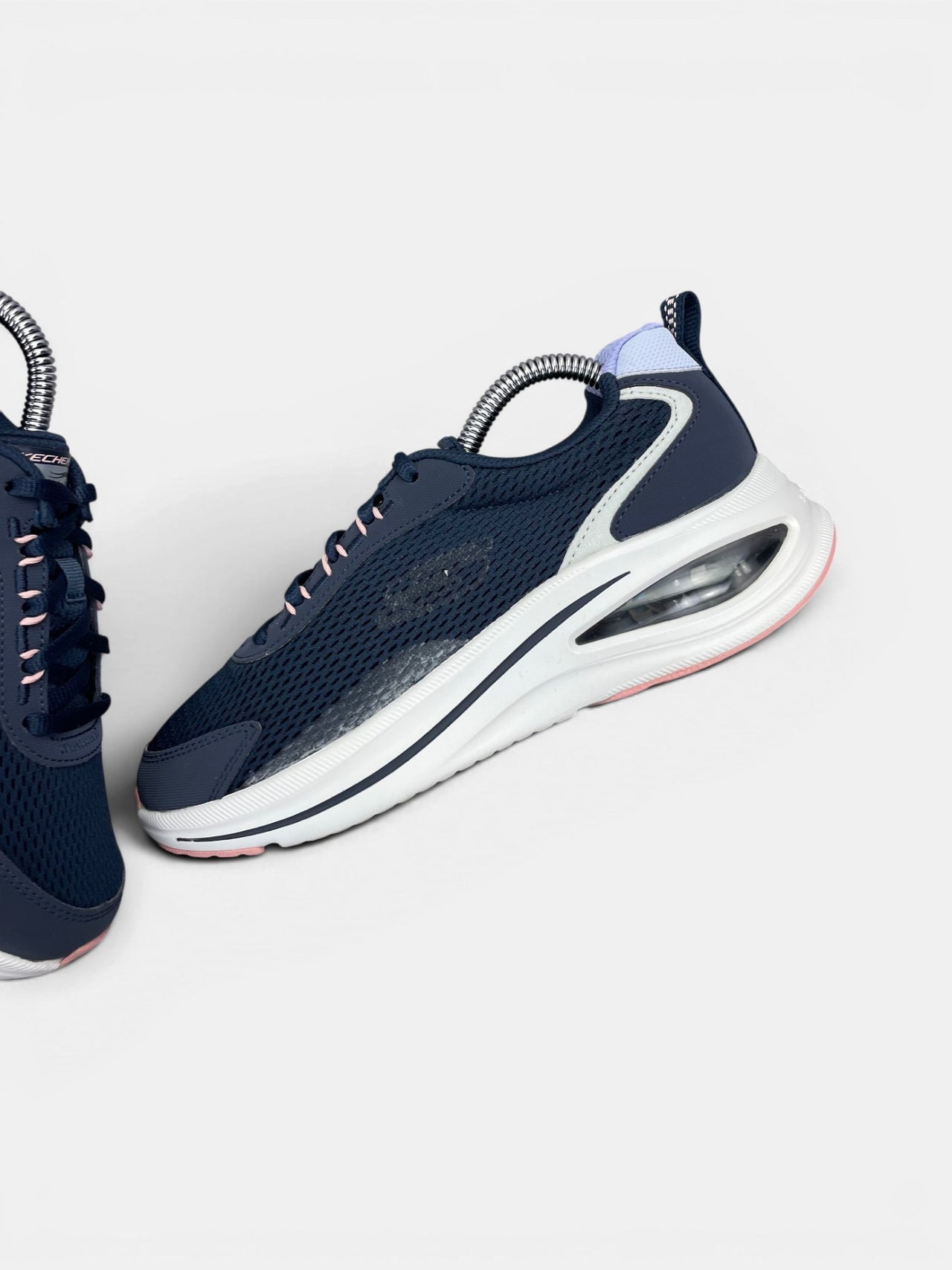 Skechers Sneakers — buty sportowe damskie w bardzo dobrym stanie rozmiar 36.5, zewnętrzny panel lewego buta