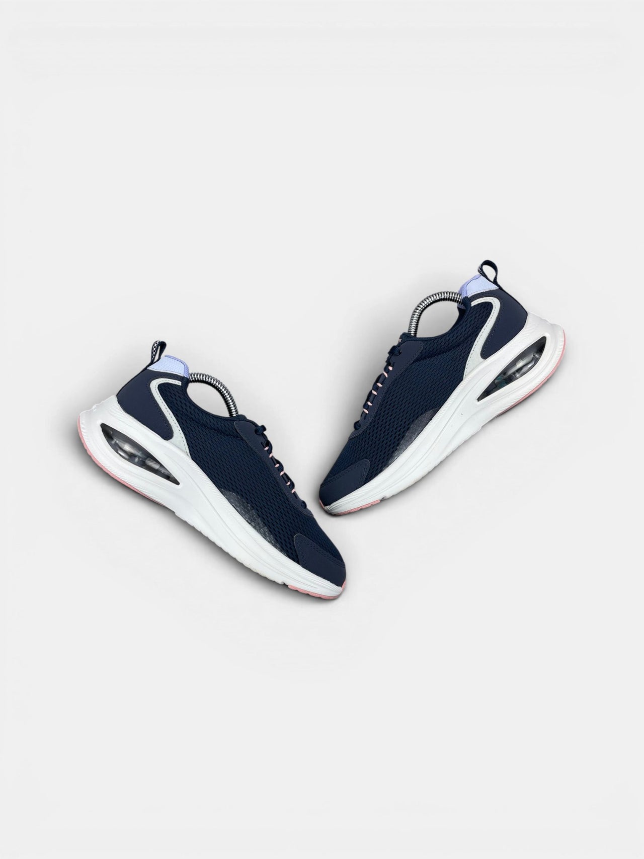 Skechers Sneakers — buty sportowe damskie w bardzo dobrym stanie rozmiar 36.5, widok z góry na wewnętrzną stronę butów