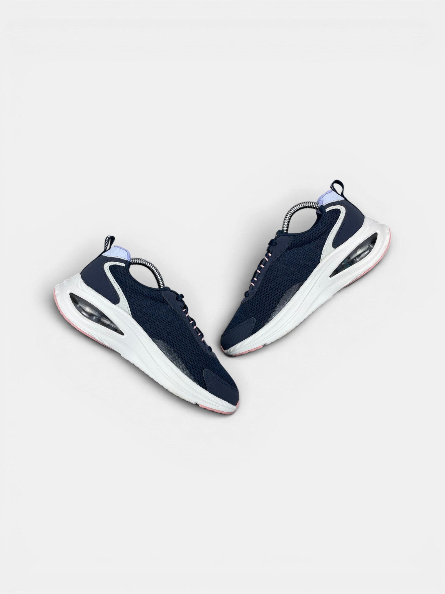 Skechers Sneakers — buty sportowe damskie w bardzo dobrym stanie rozmiar 36.5, widok z góry na wewnętrzną stronę butów
