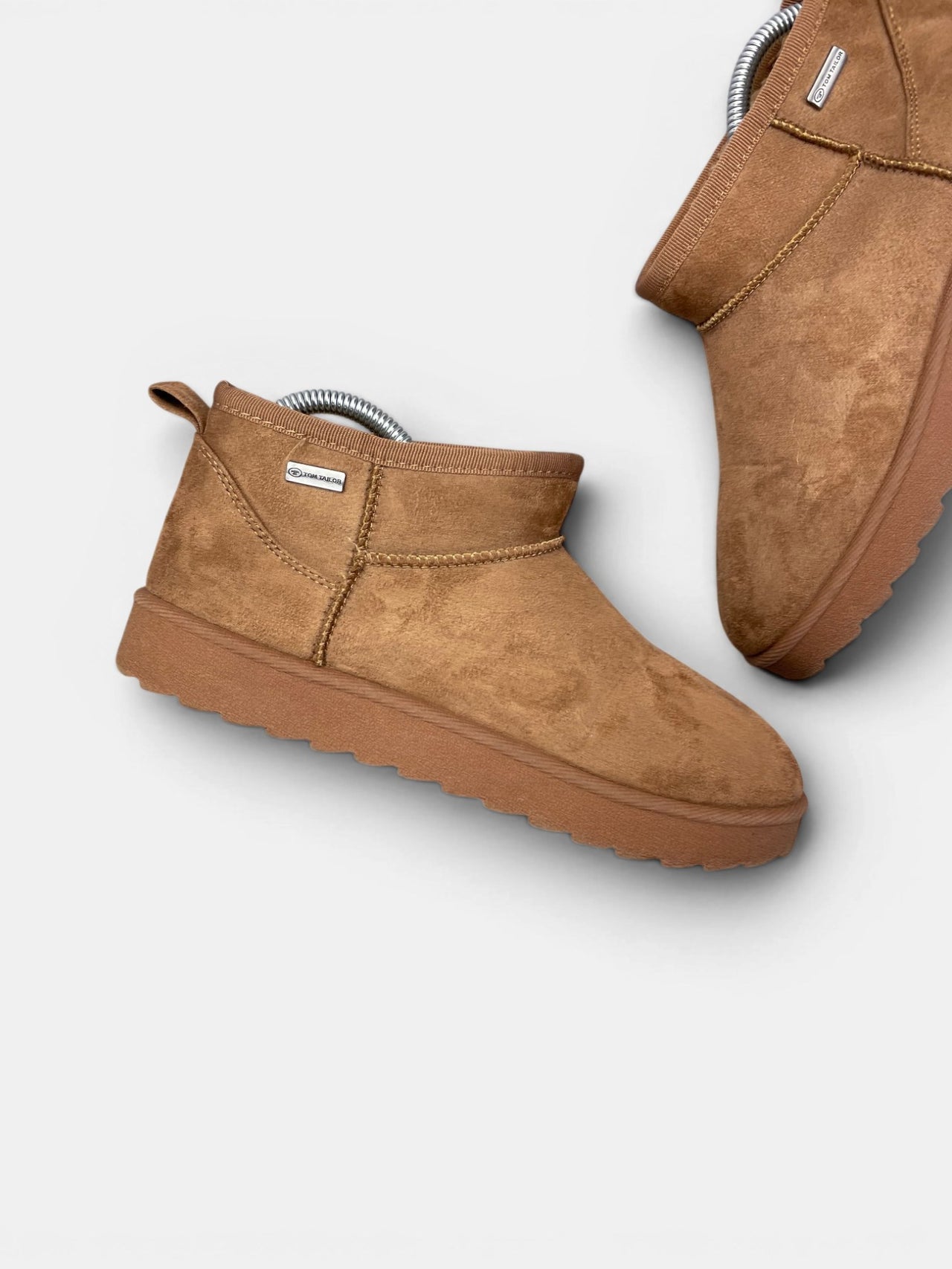 Tom Tailor Suede Boots — buty zimowe damskie w bardzo dobrym stanie rozmiar 38, zewnętrzny panel prawego buta