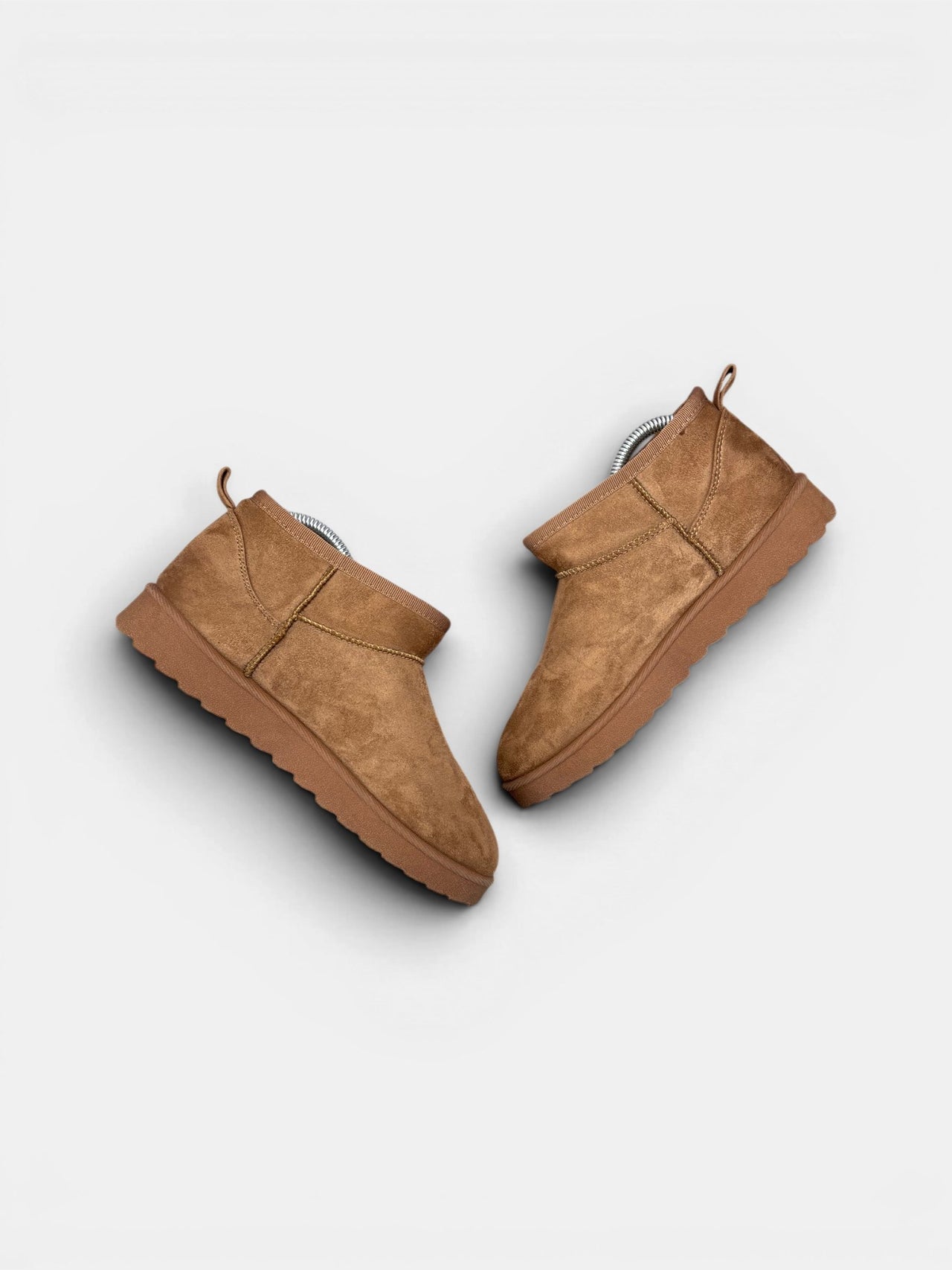 Tom Tailor Suede Boots — buty zimowe damskie w bardzo dobrym stanie rozmiar 38, widok z góry na wewnętrzną stronę butów