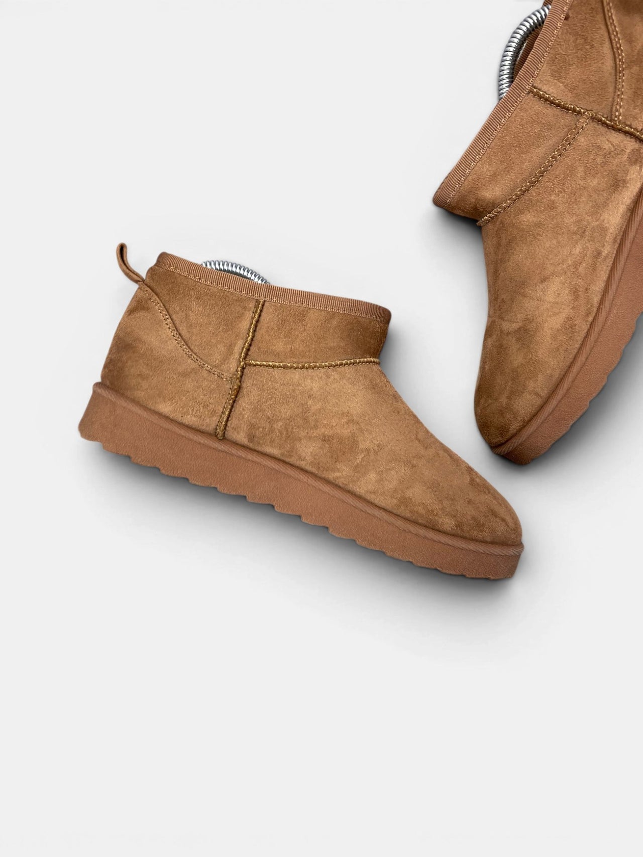 Tom Tailor Suede Boots — buty zimowe damskie w bardzo dobrym stanie rozmiar 38, wewnętrzny panel lewego buta