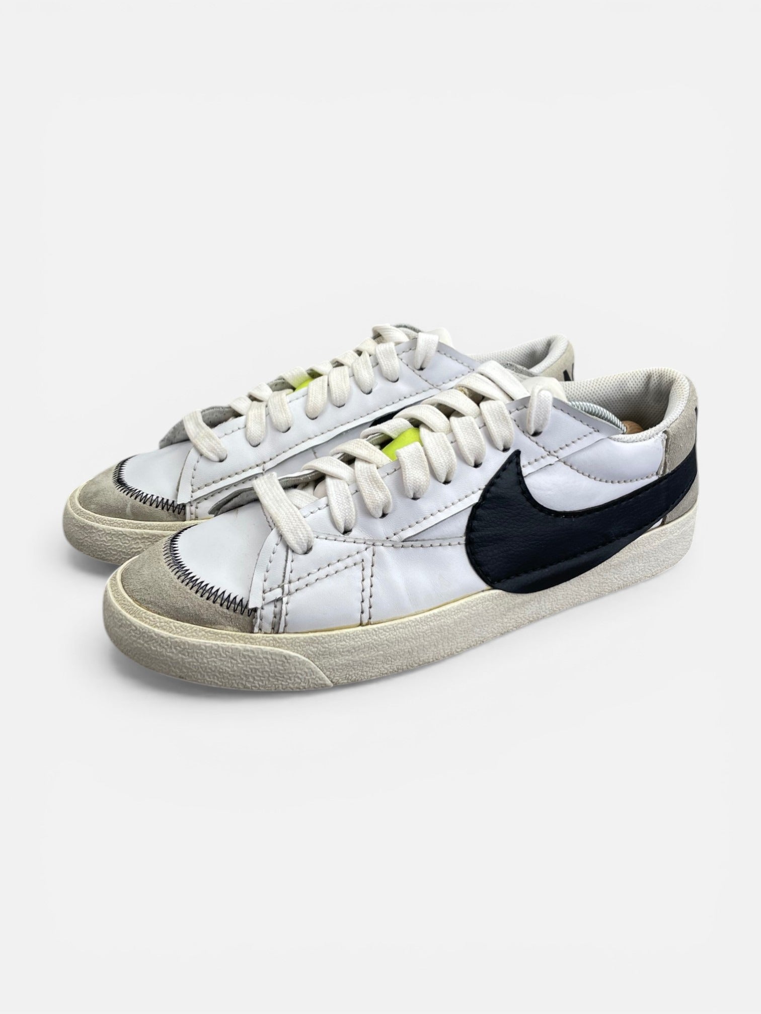 Nike Blazer Low '77 Jumbo White Black Sail - buty sportowe, widok z boku